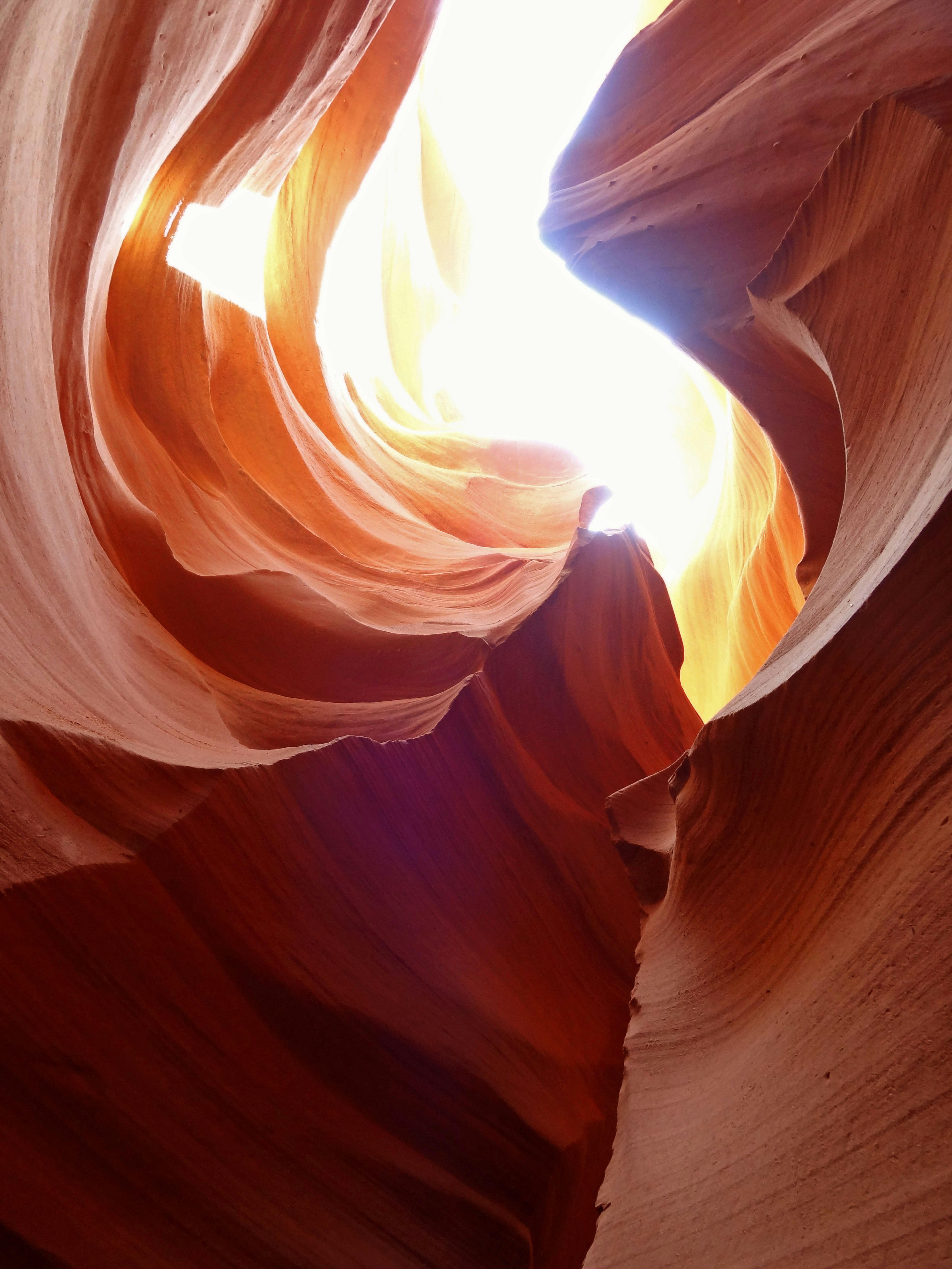 Canyon Antelope avec des formations rocheuses rouges et un contraste de lumière