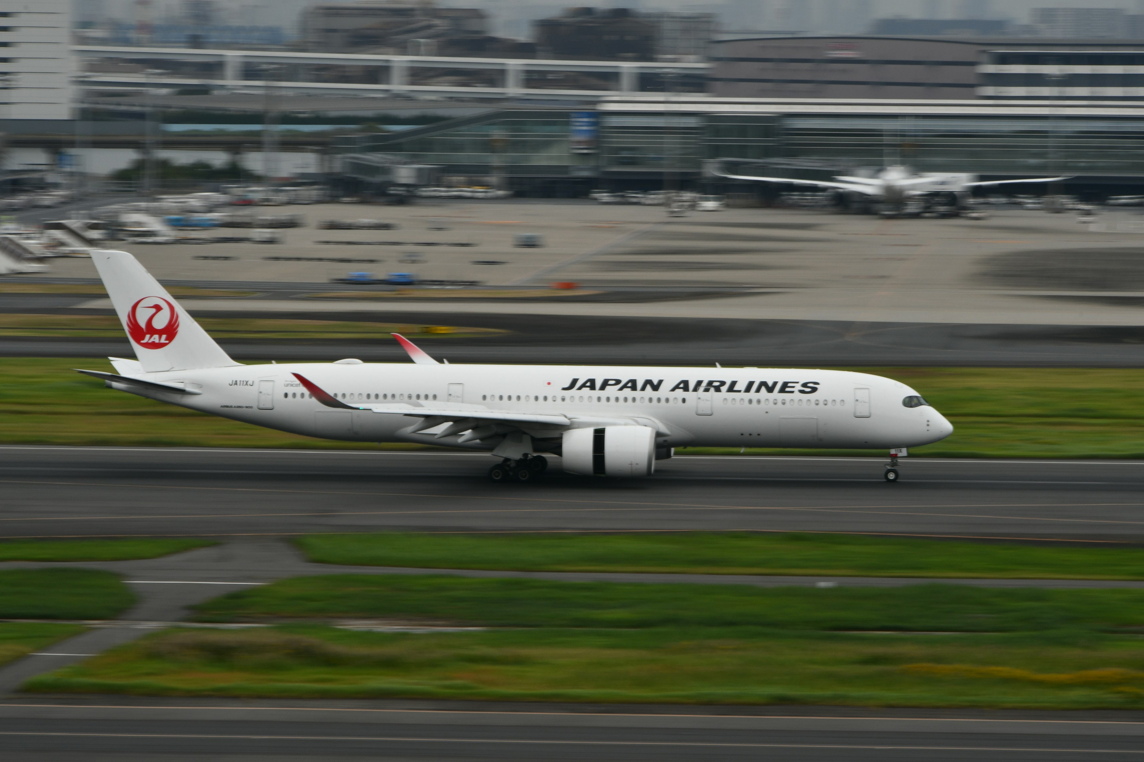 Passagierflugzeug von Japan Airlines, das auf der Landebahn rollt