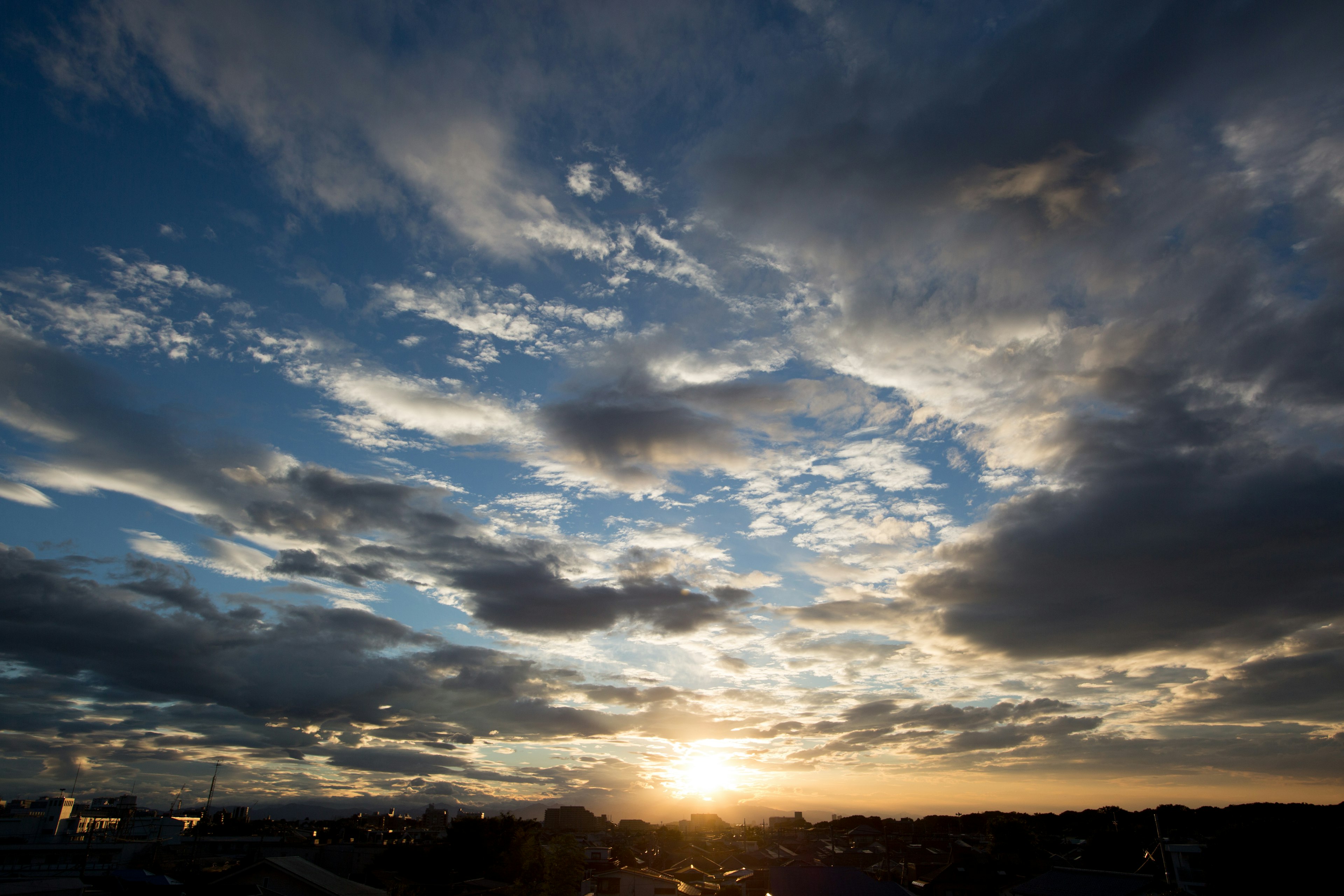 Hermoso cielo al atardecer con nubes y colores vibrantes