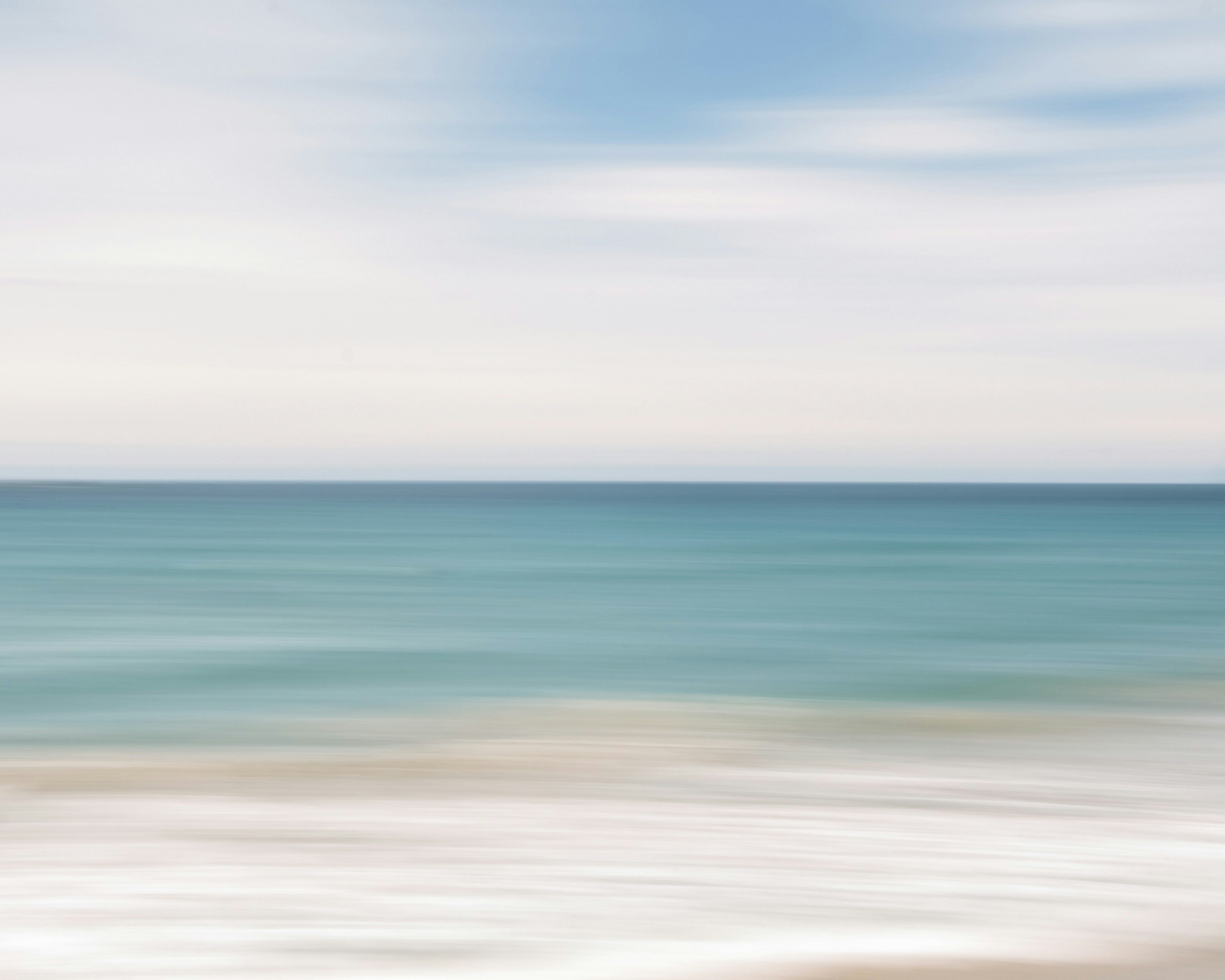 Mer calme avec un ciel bleu