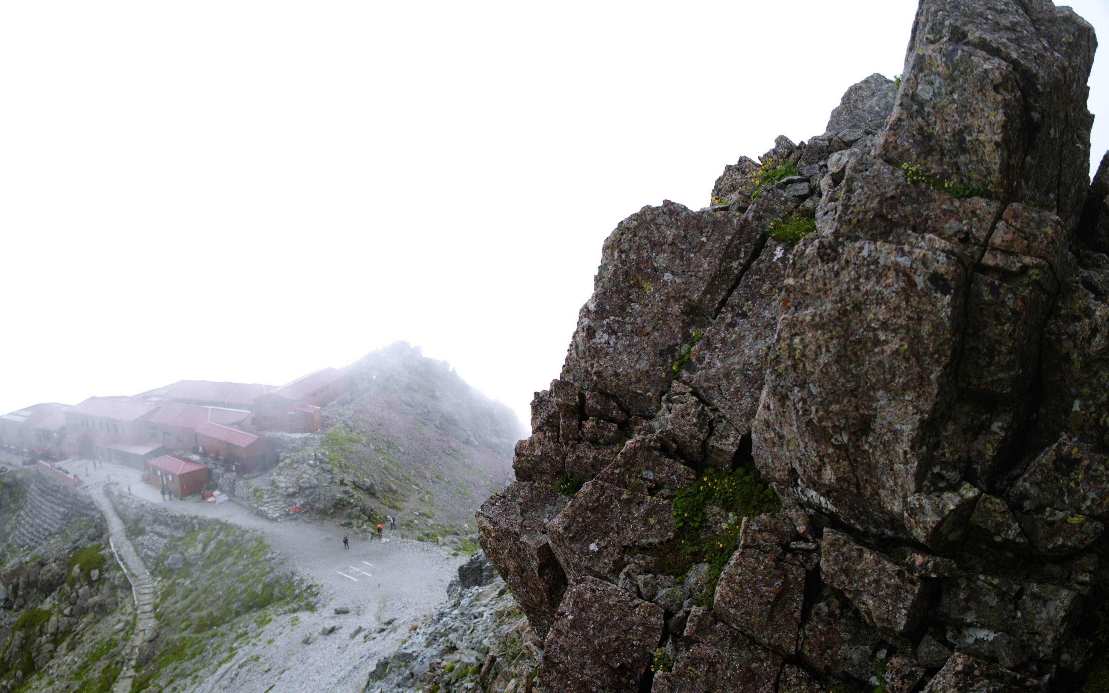 Felsige Berglandschaft in Nebel gehüllt mit einem gewundenen Weg