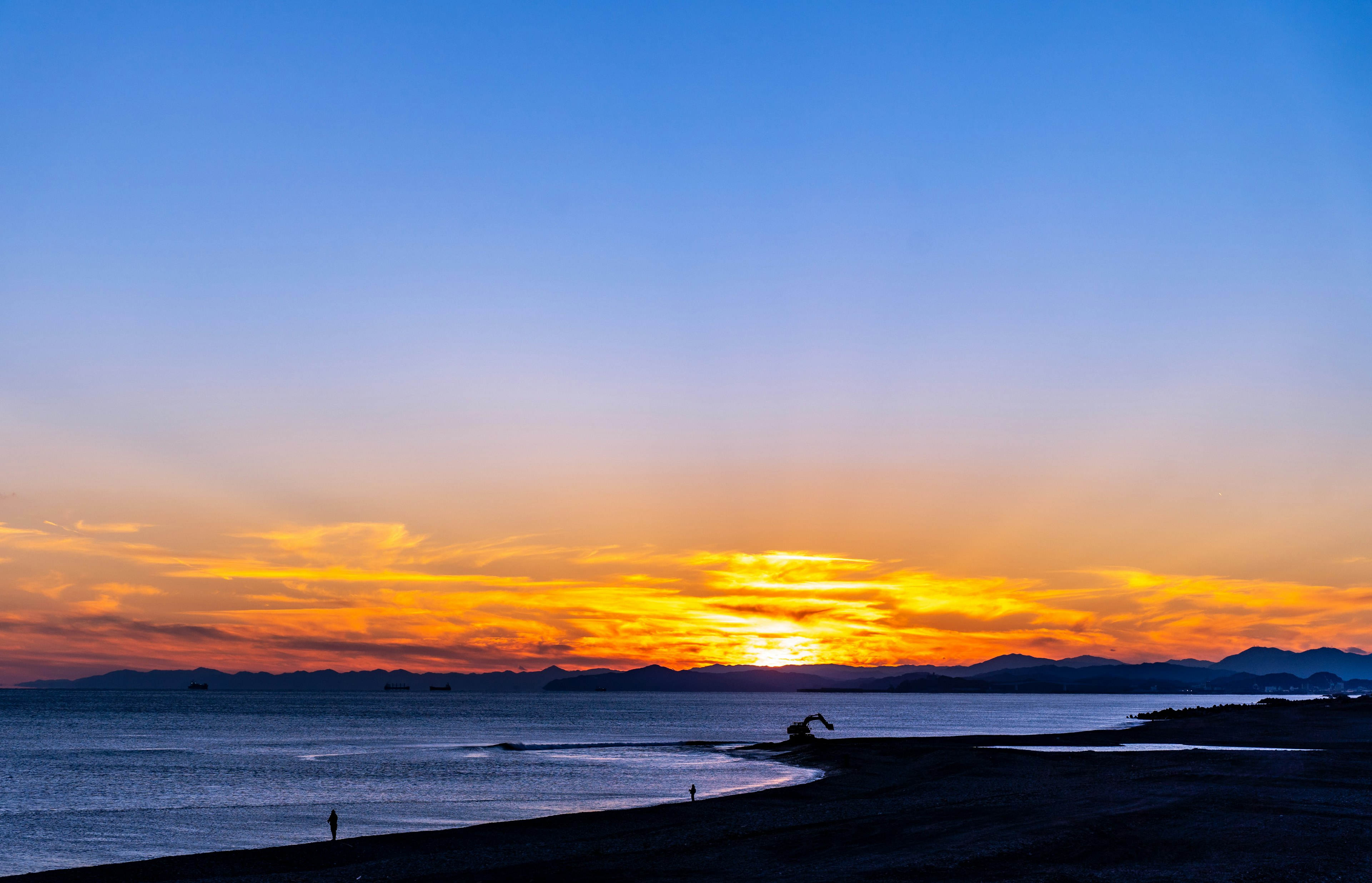 美しい夕日が海の向こうに沈む風景