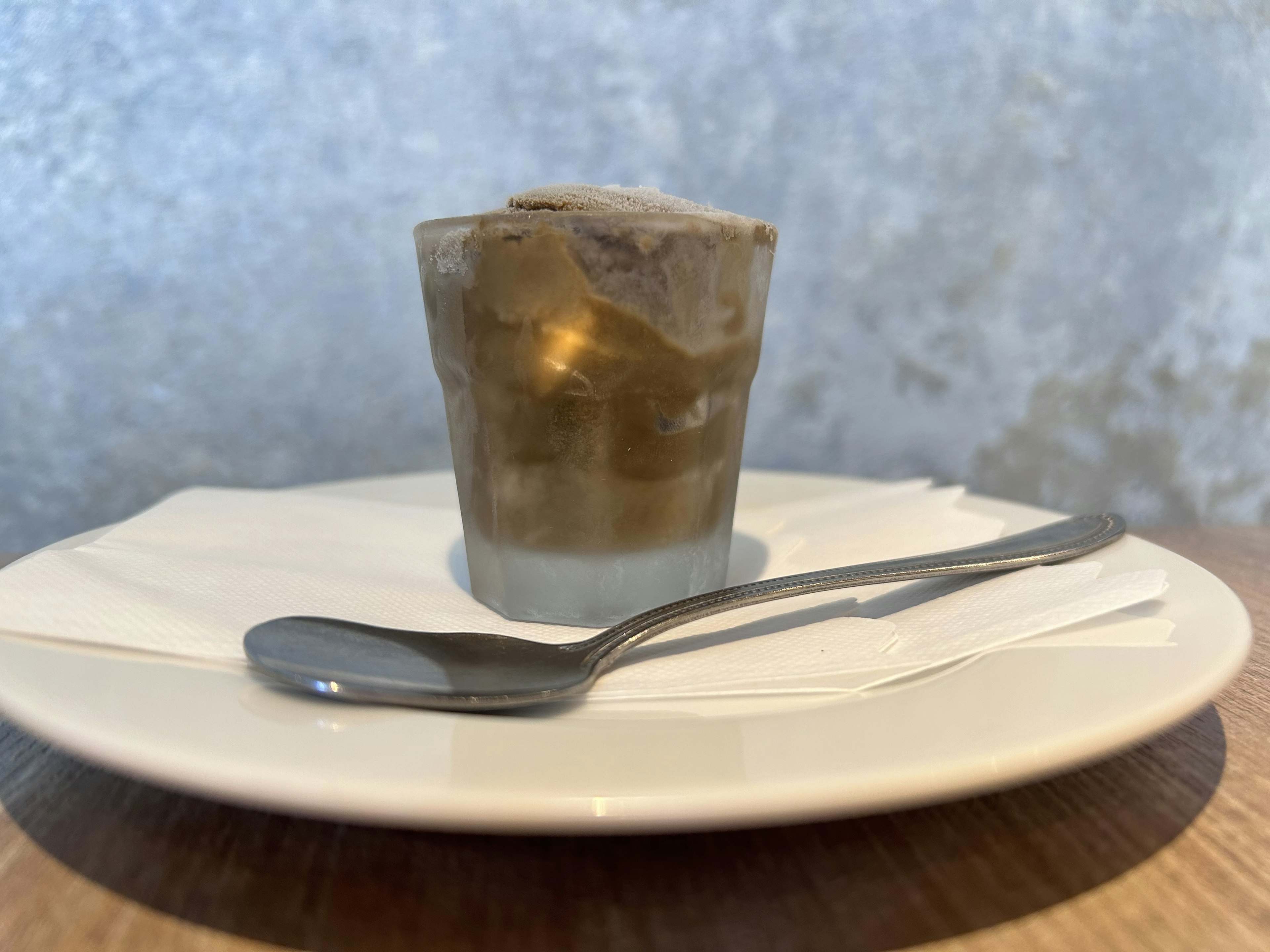 Postre en un vaso con hielo y café