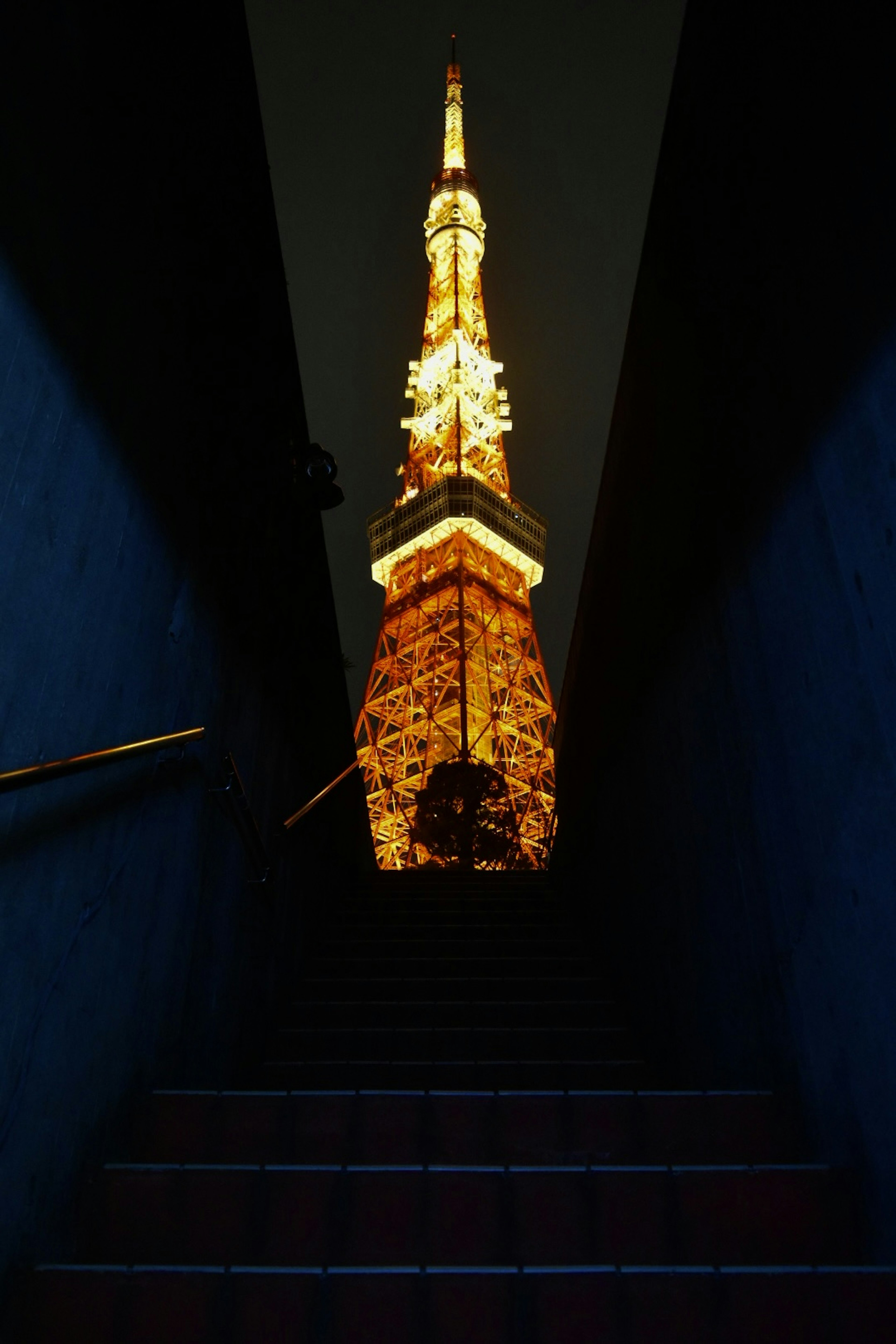 Pemandangan Menara Tokyo yang bersinar dari bawah tangga di malam hari