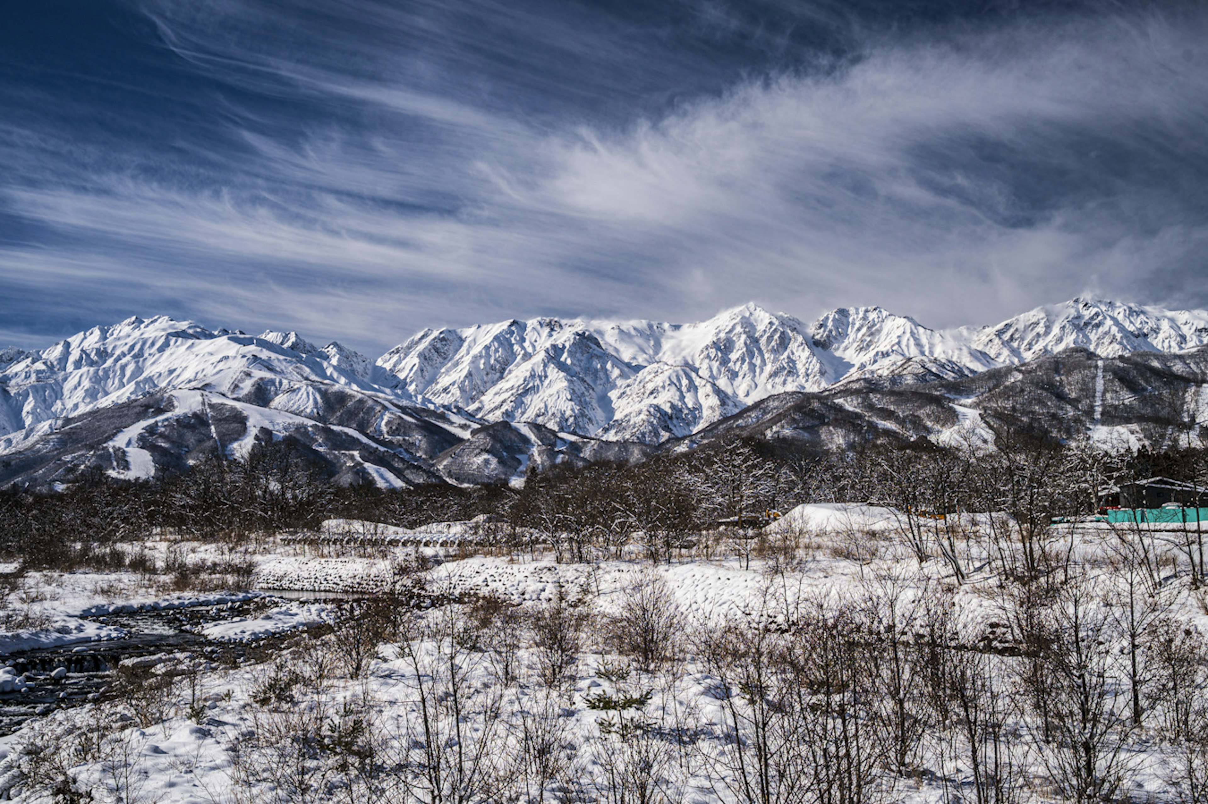 Montagne innevate sotto un cielo blu