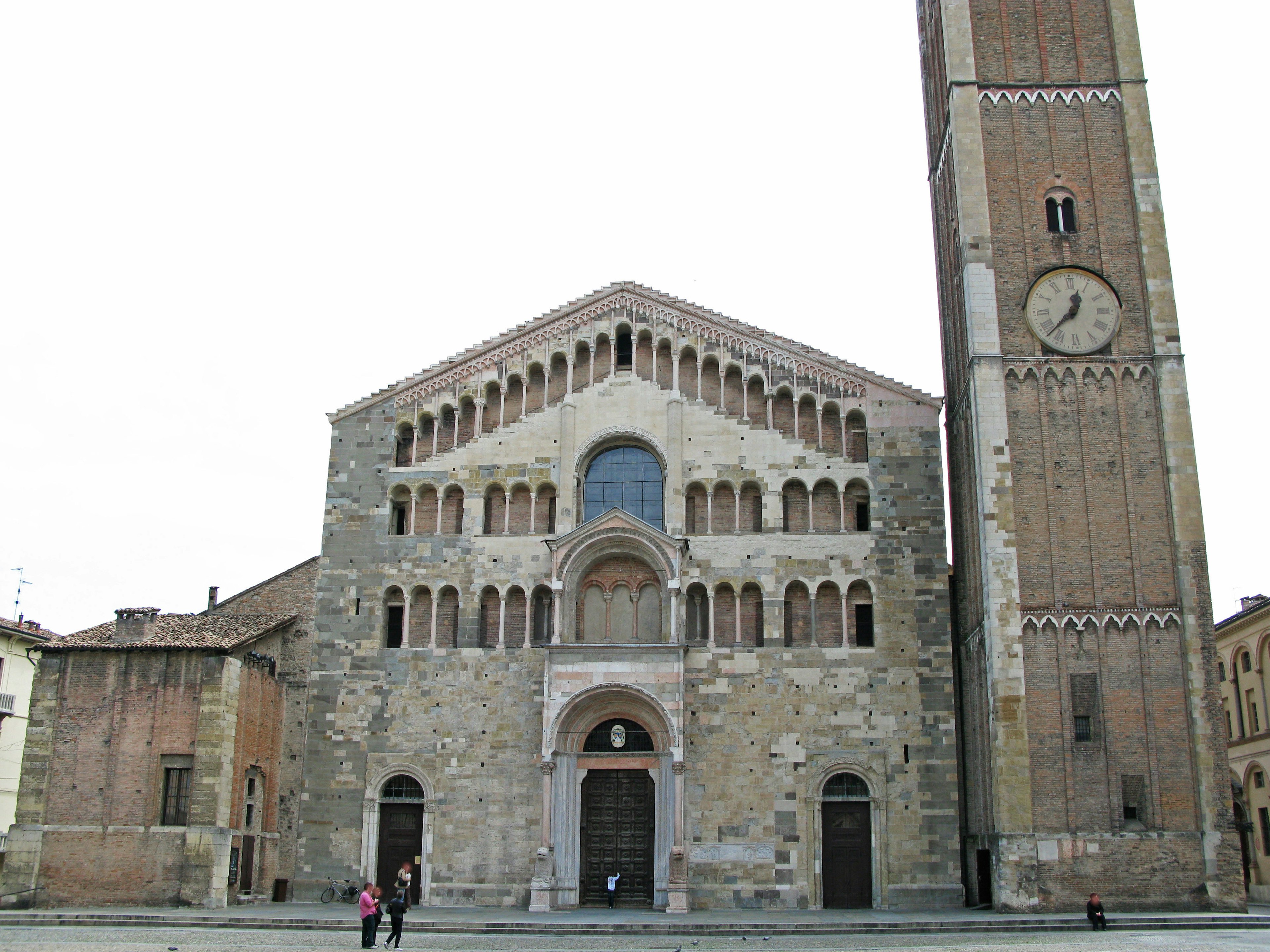 Gambar fasad Katedral Modena dan menara lonceng