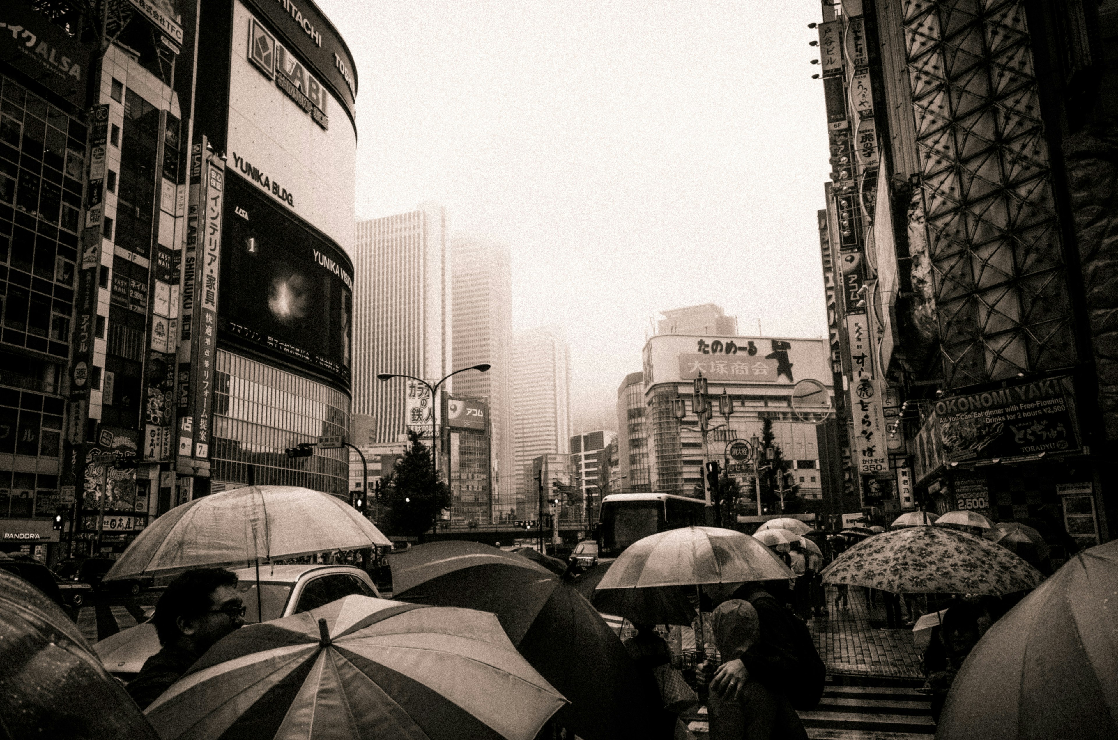 人々が傘をさしている賑やかな街の風景