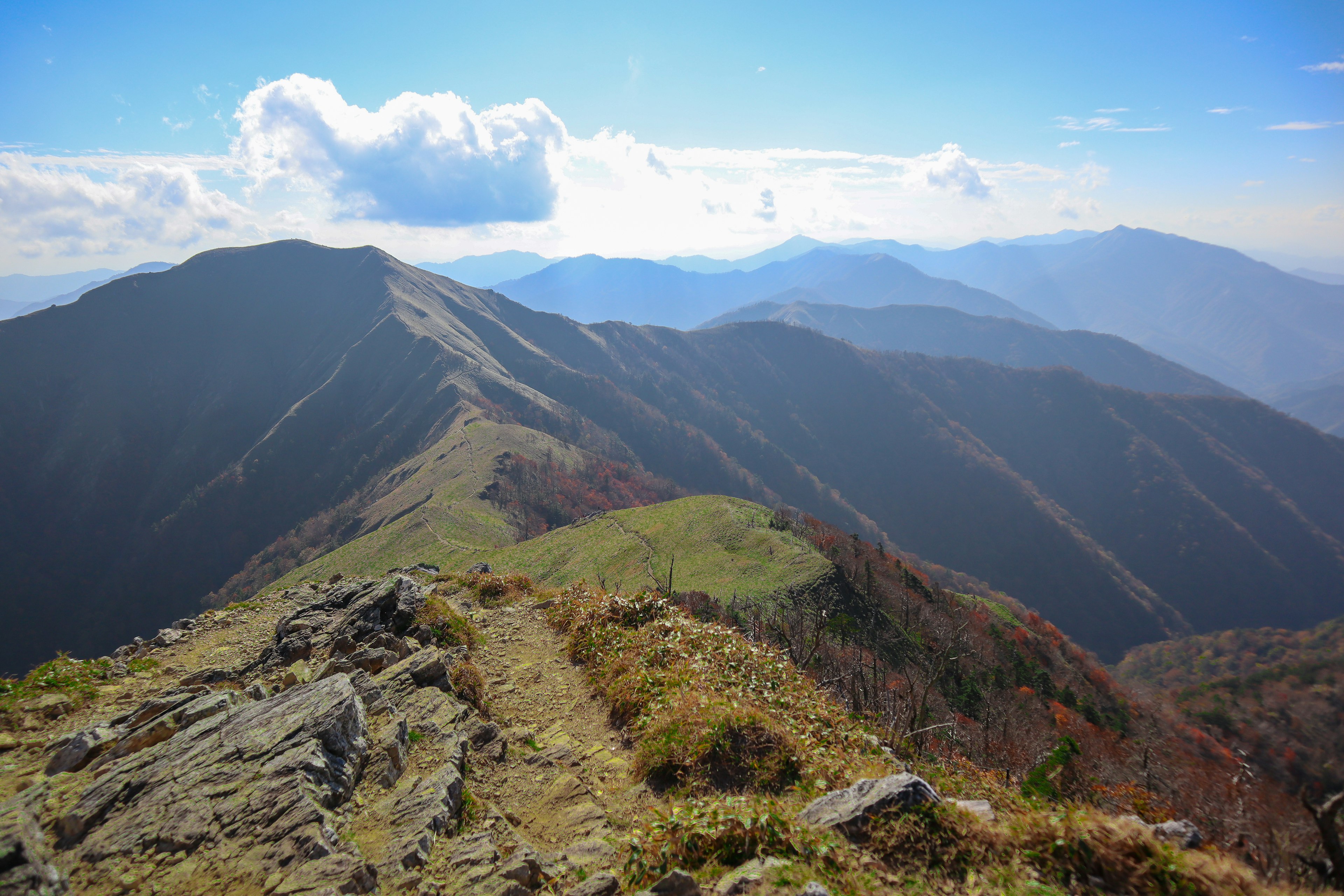 Vista mozzafiato dalla cima della montagna colline verdi e picchi lontani