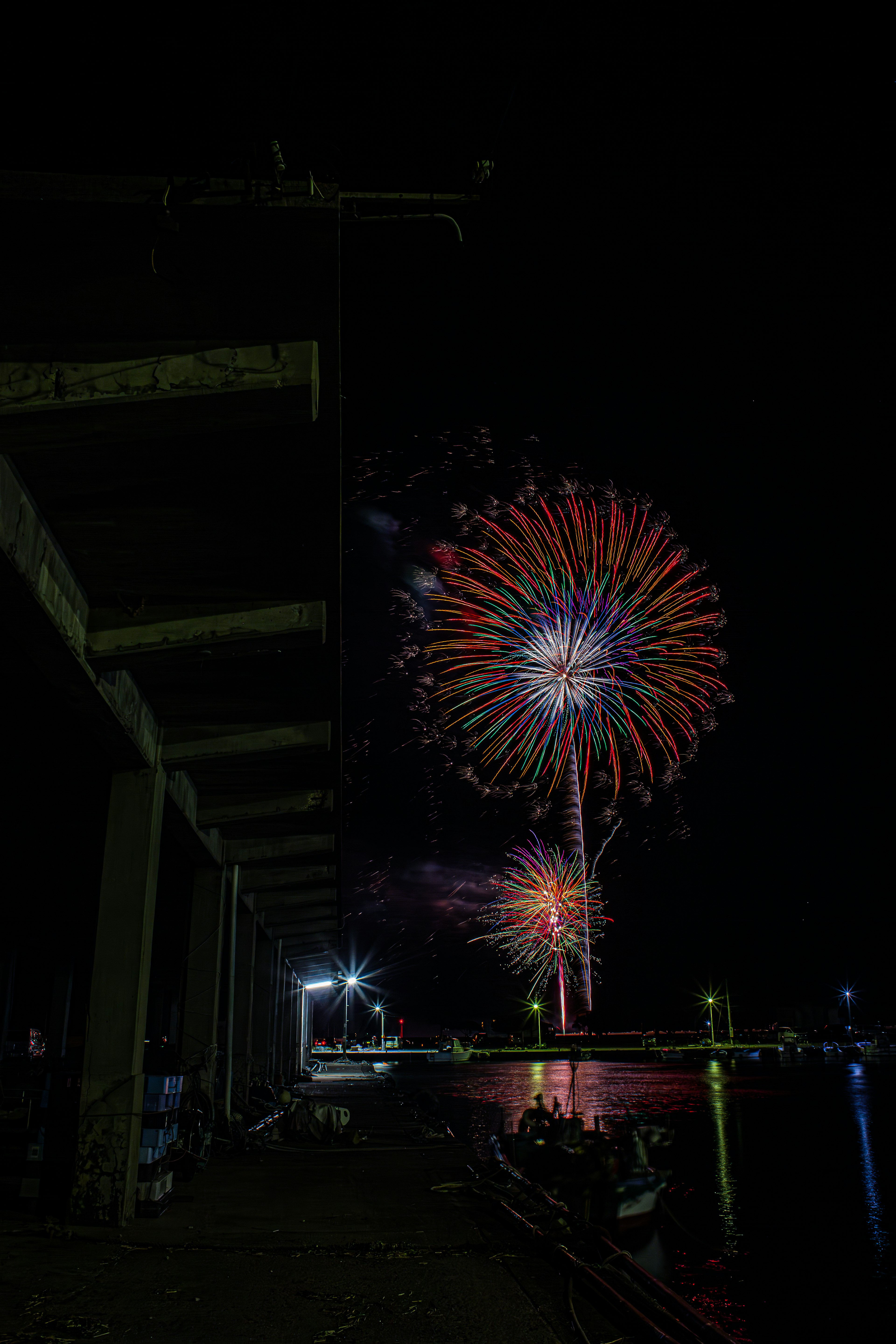 Des feux d'artifice colorés éclosent dans le ciel nocturne