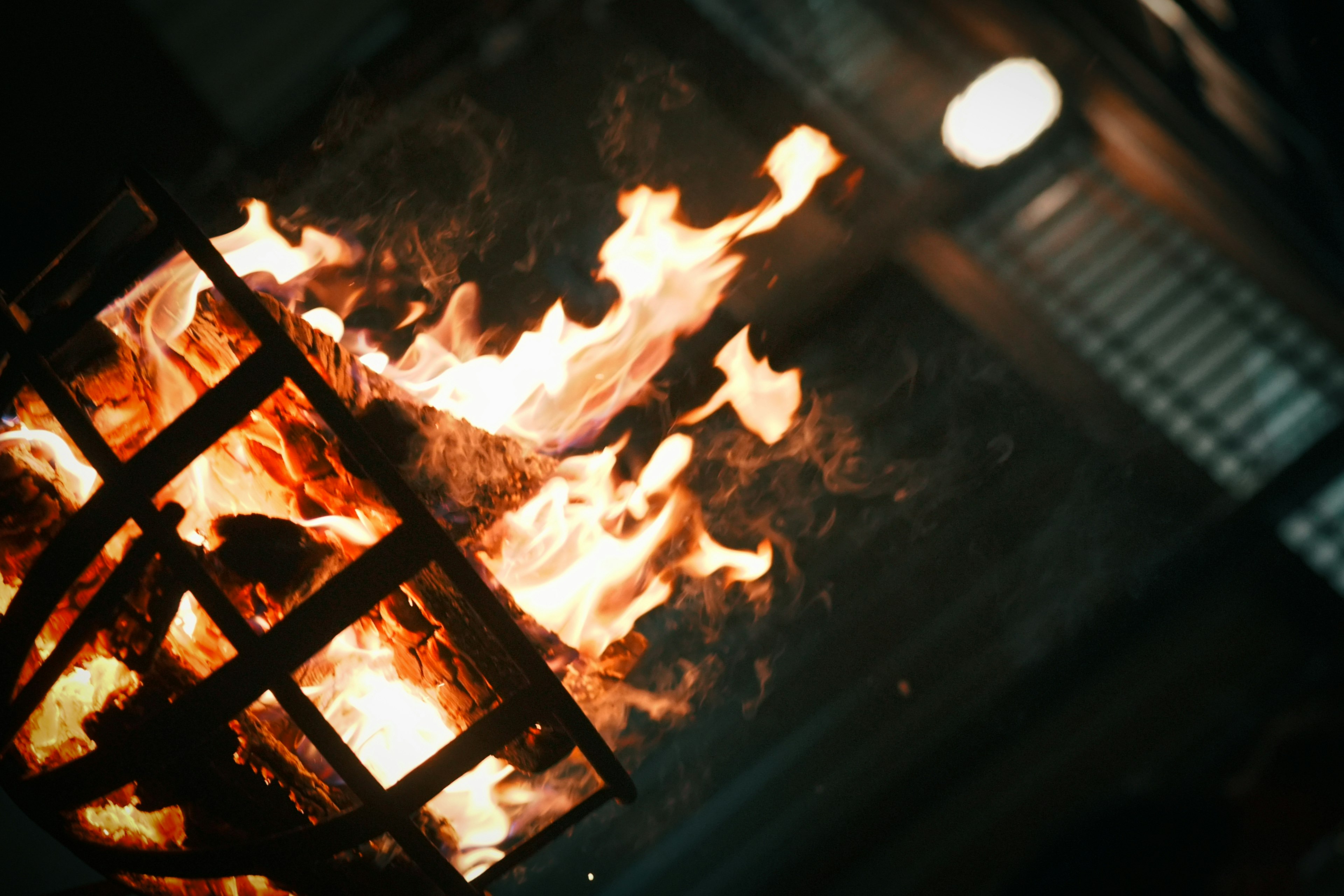 Flammes vacillantes dans un panier de feu avec un fond sombre