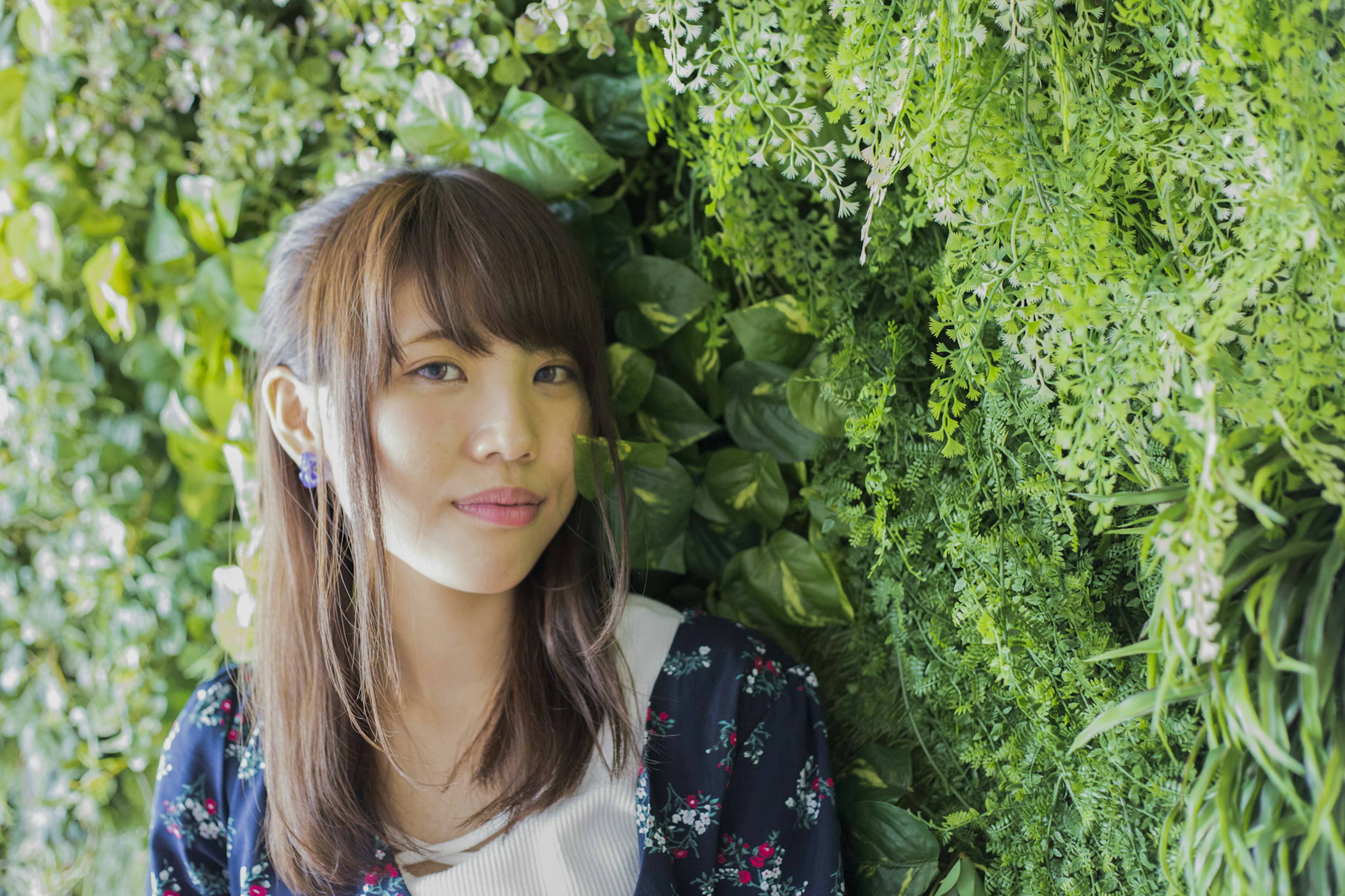 Portrait d'une femme devant un mur vert