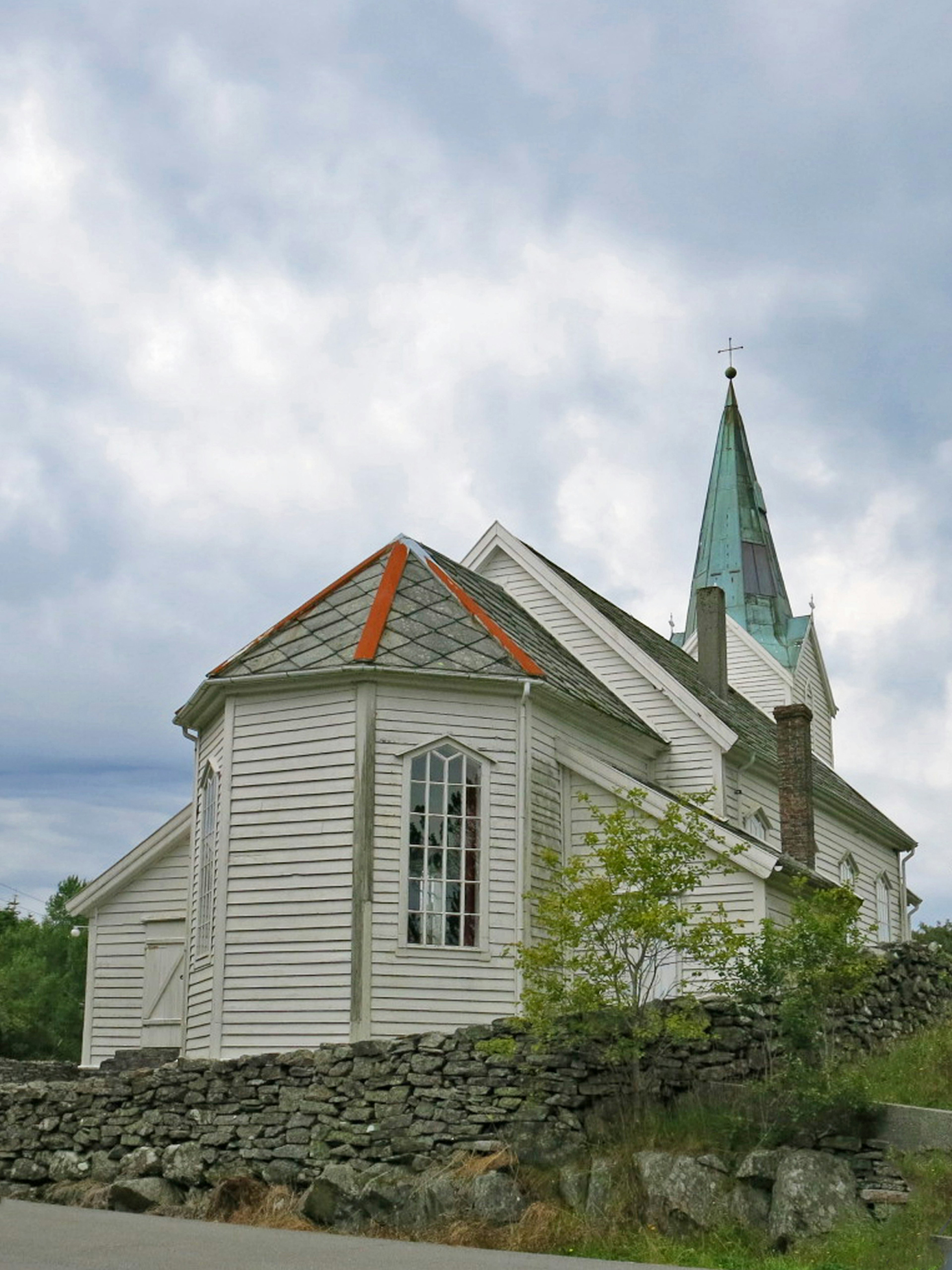 Chiesa bianca con un campanile verde e architettura unica