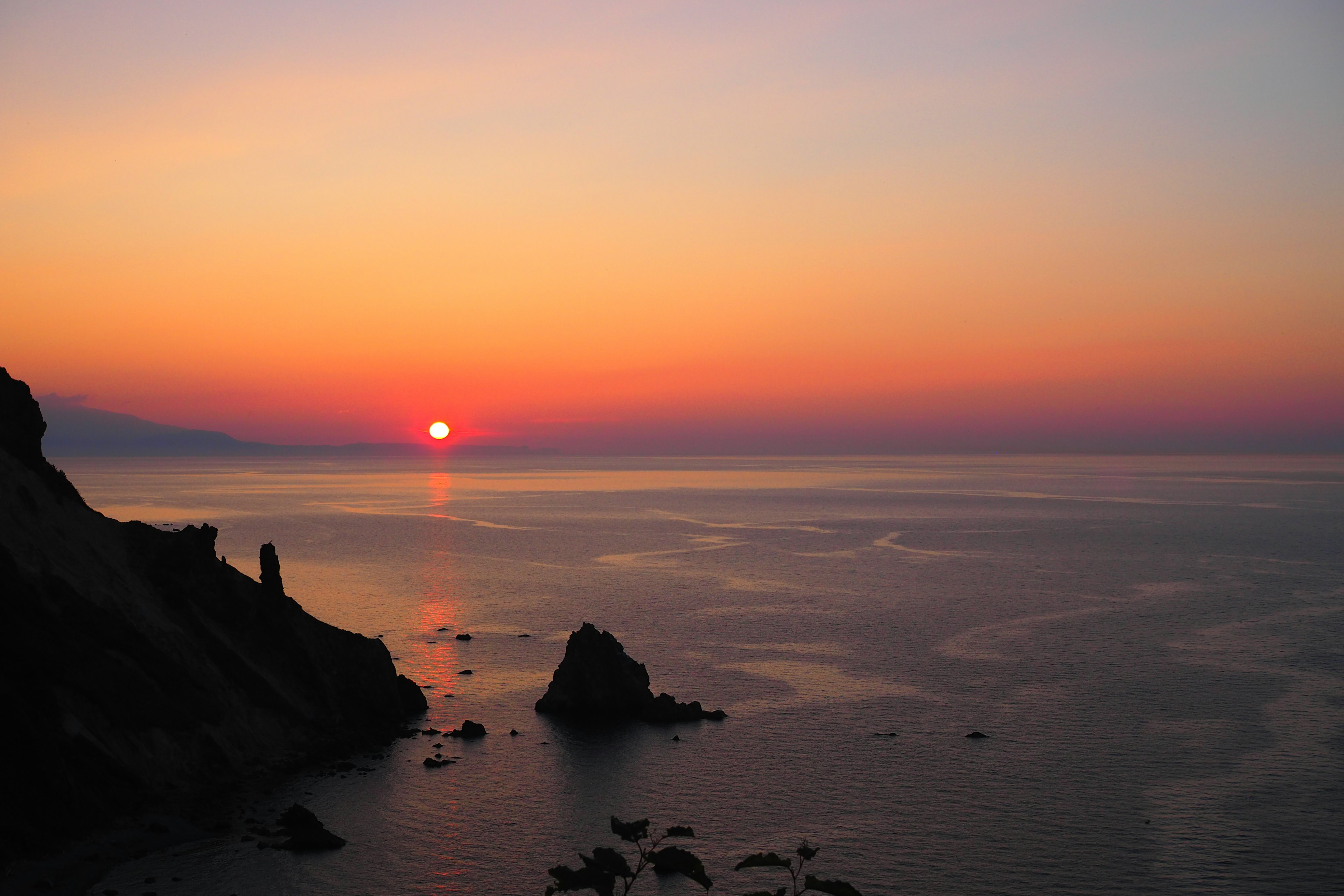 Bellissimo tramonto sull'oceano con sfumature di blu e arancione