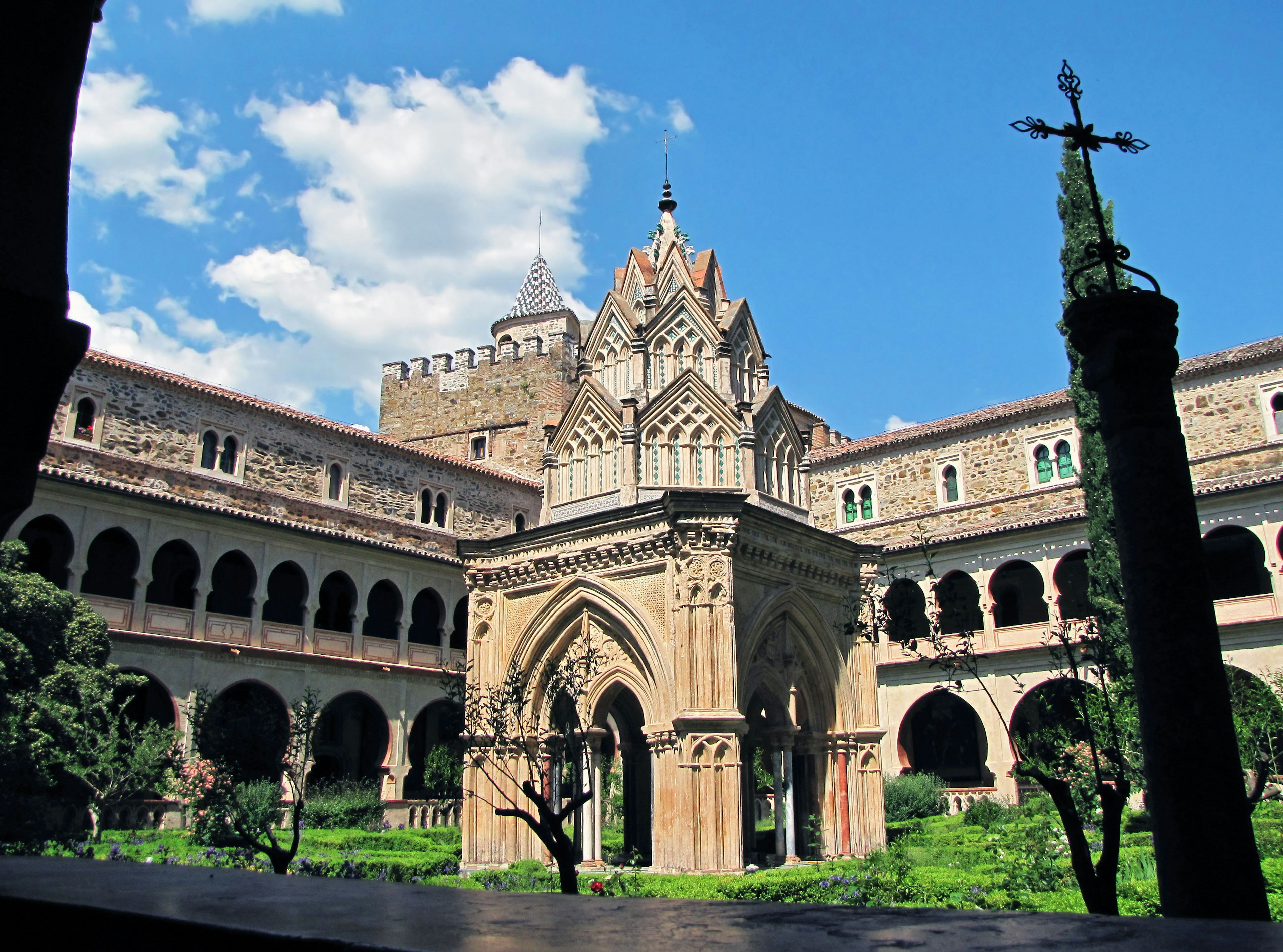 Edificio storico in un bel cortile con cielo blu e nuvole