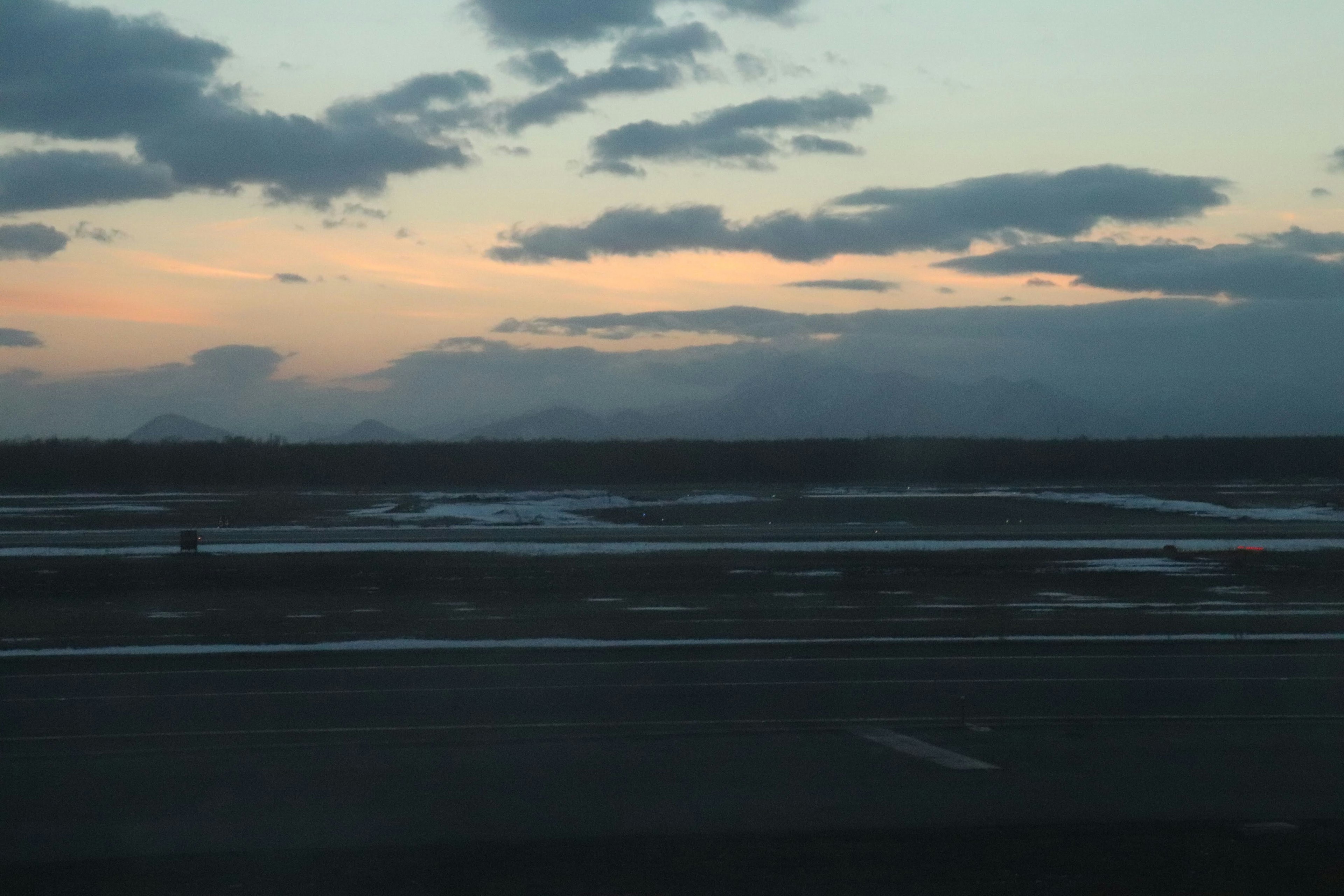 Pista dell'aeroporto con cielo al tramonto