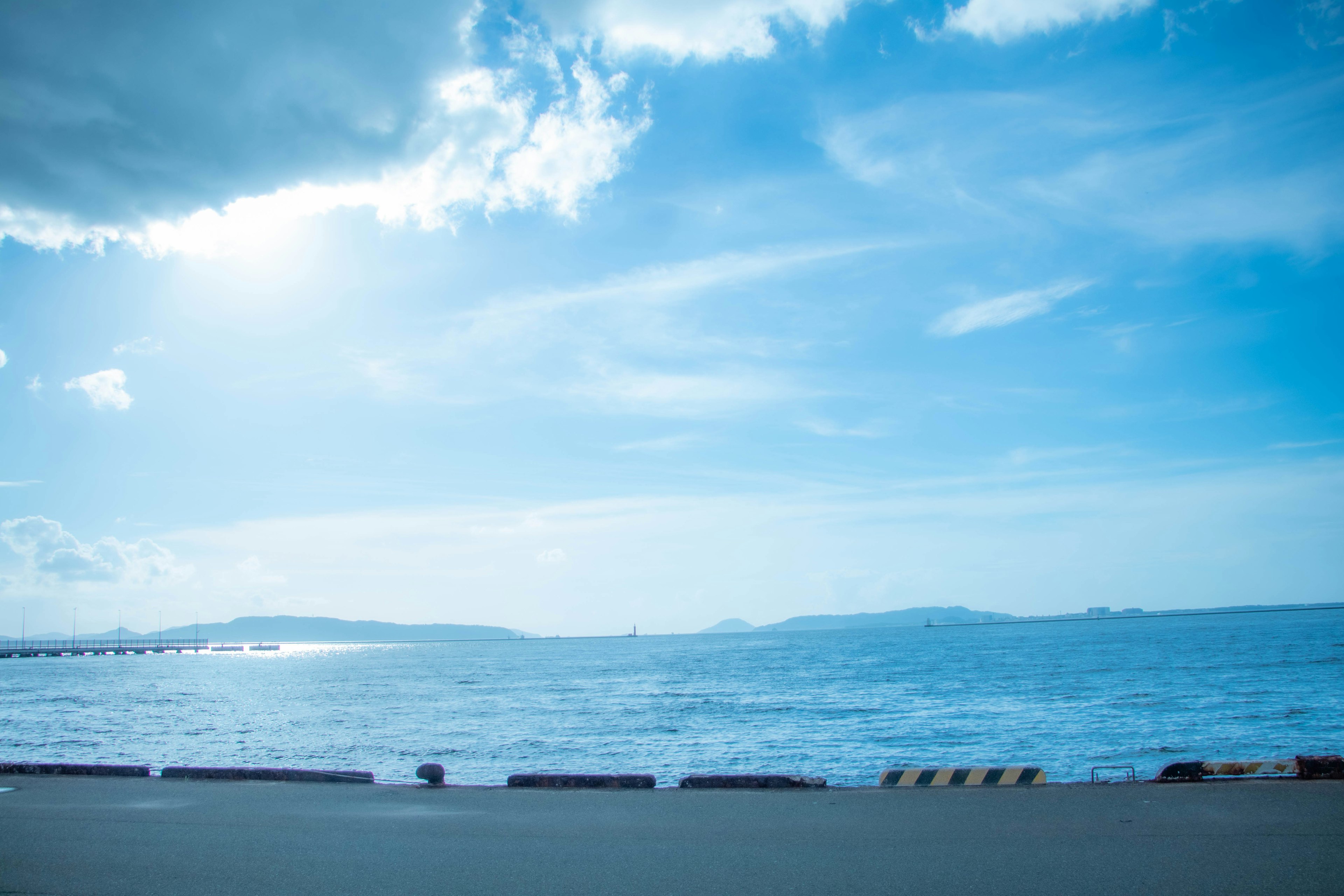 蓝色海洋和天空的风景，阳光在水面上反射