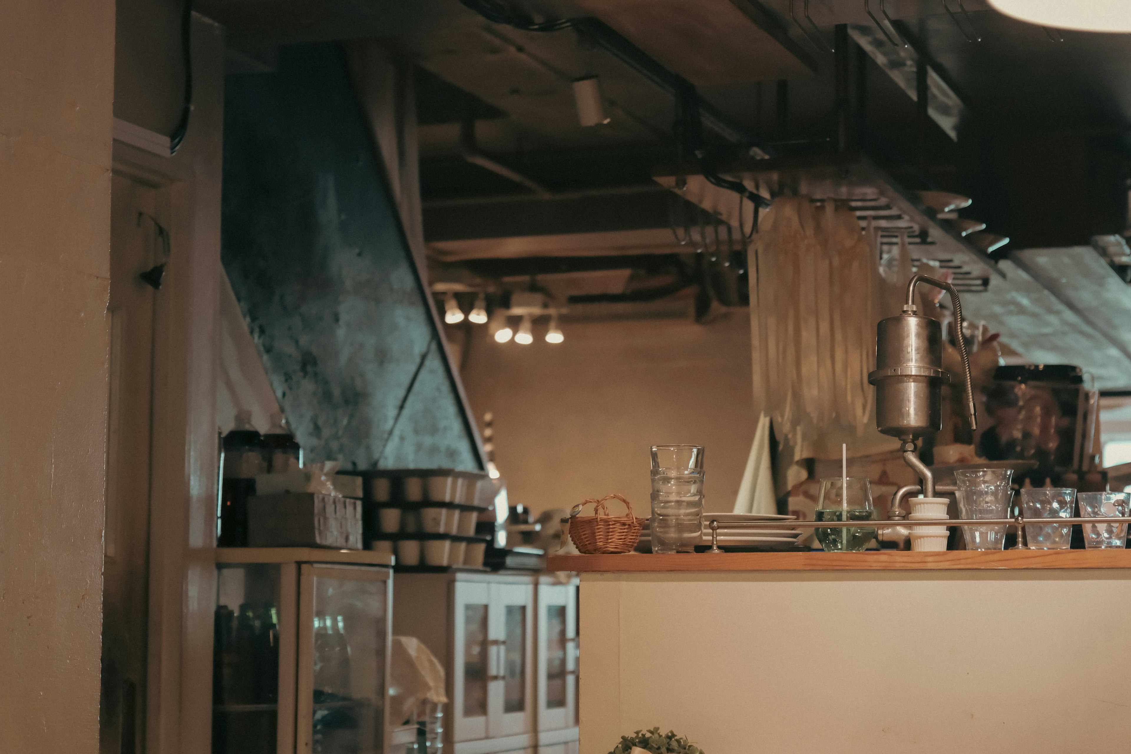 Intérieur d'un café avec un décor élégant et un espace ouvert