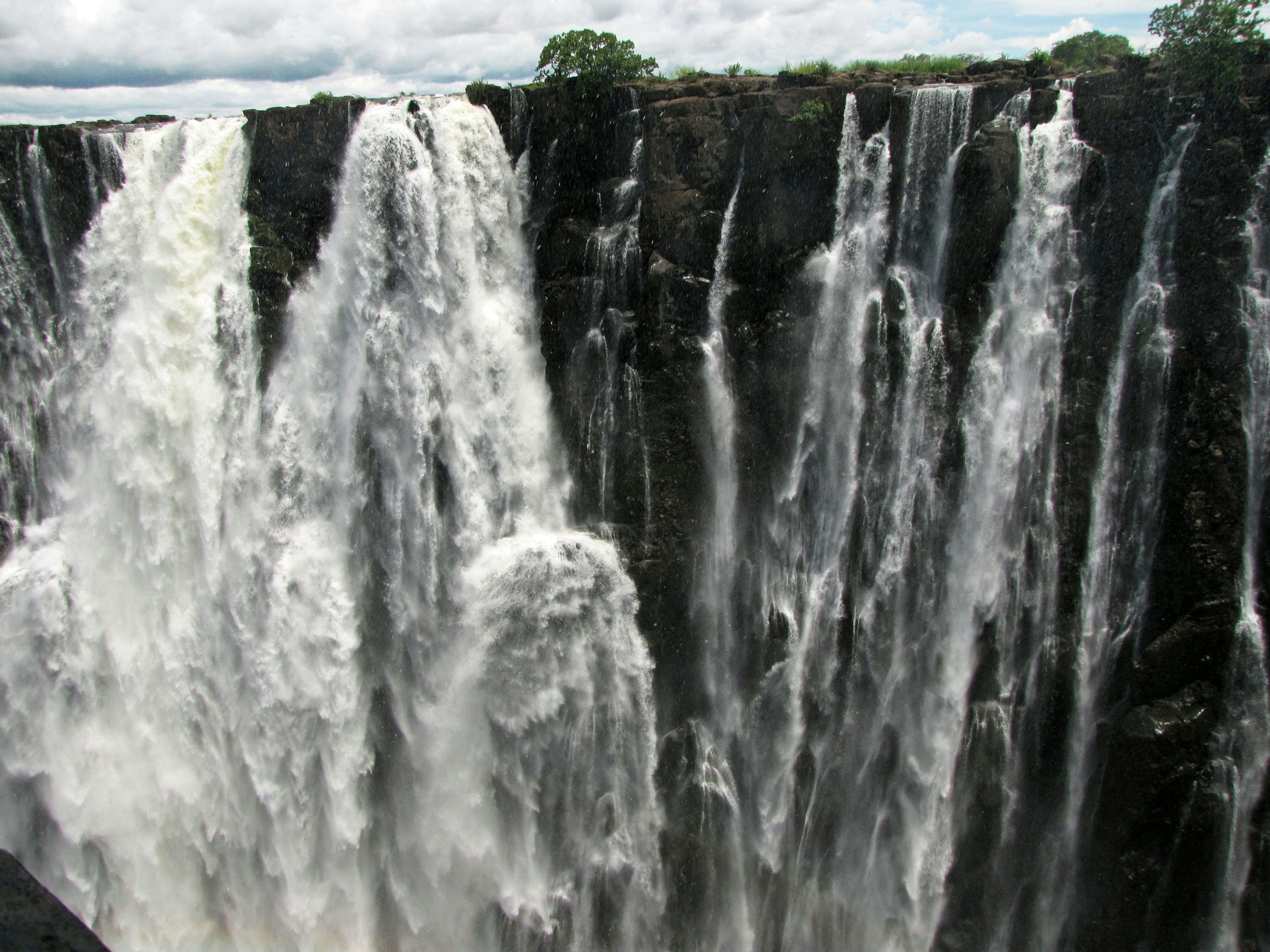 Flusso maestoso delle cascate Vittoria con vegetazione circostante