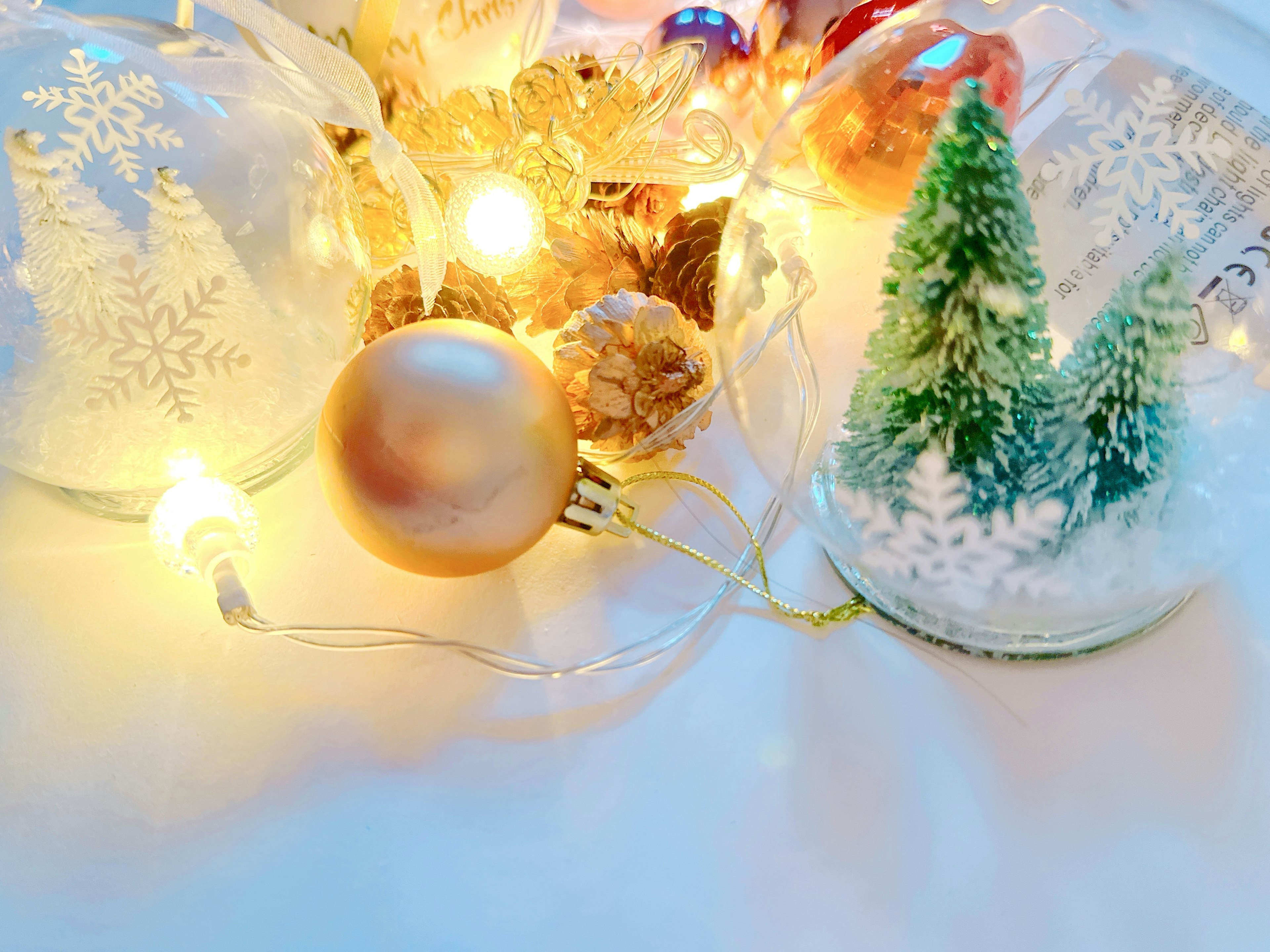 Scène avec des décorations de Noël et une petite figurine d'arbre