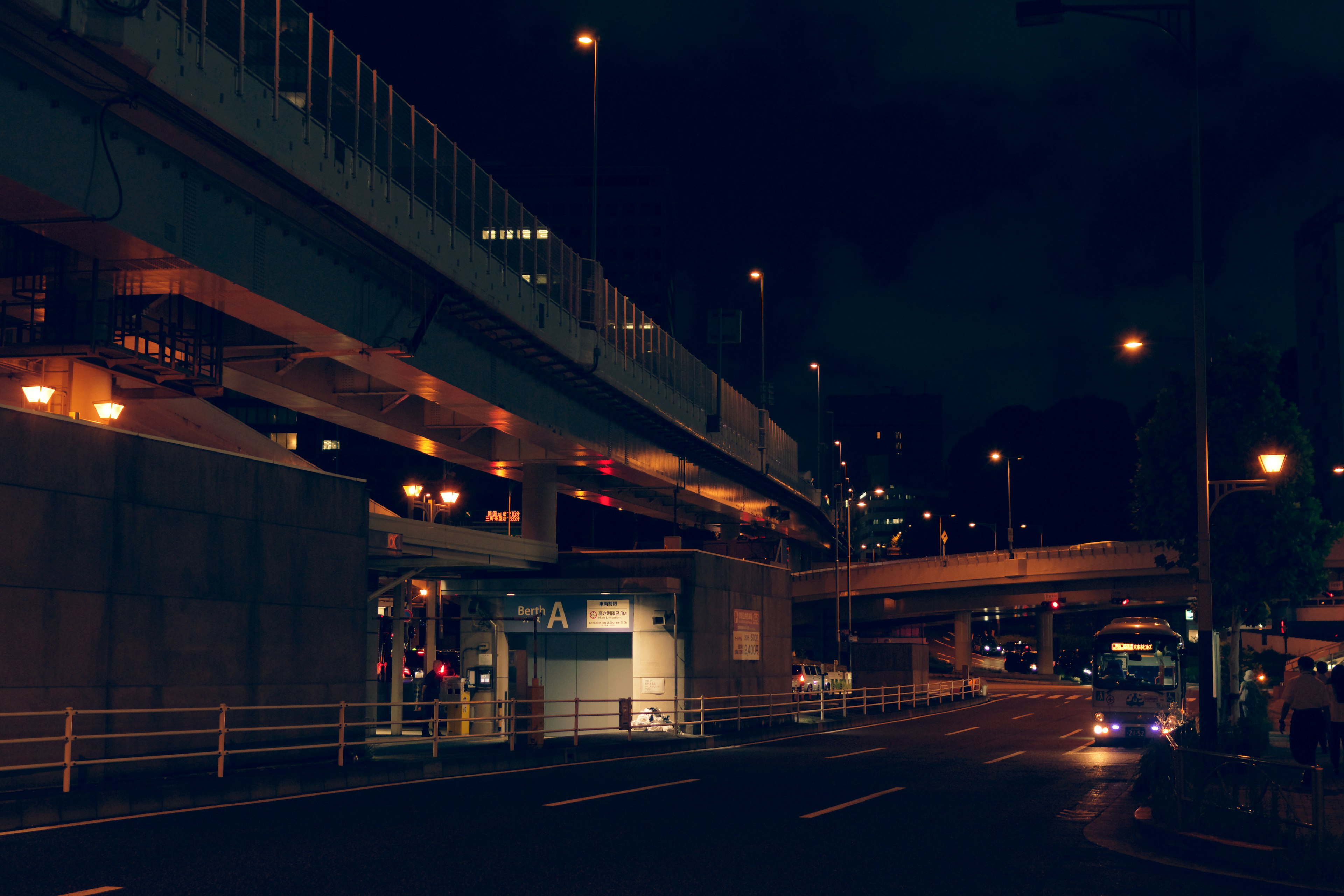 Escena urbana nocturna con carreteras elevadas y luces de calle brillantes