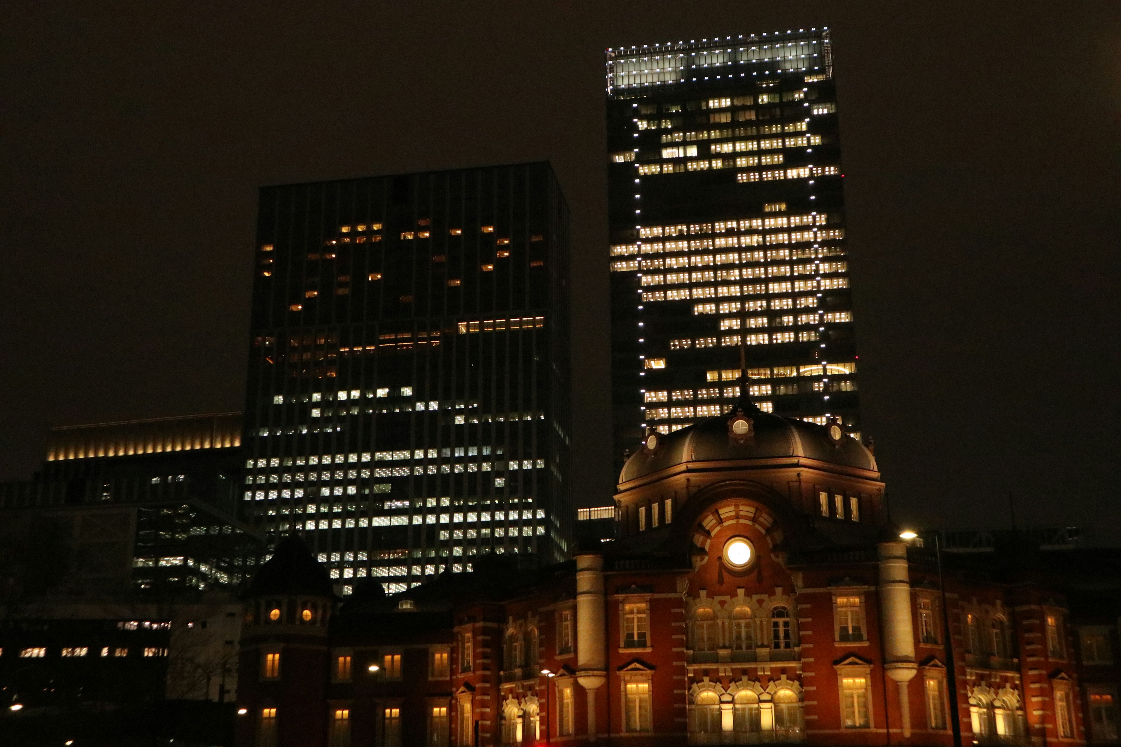 夜の東京駅と高層ビルの景観