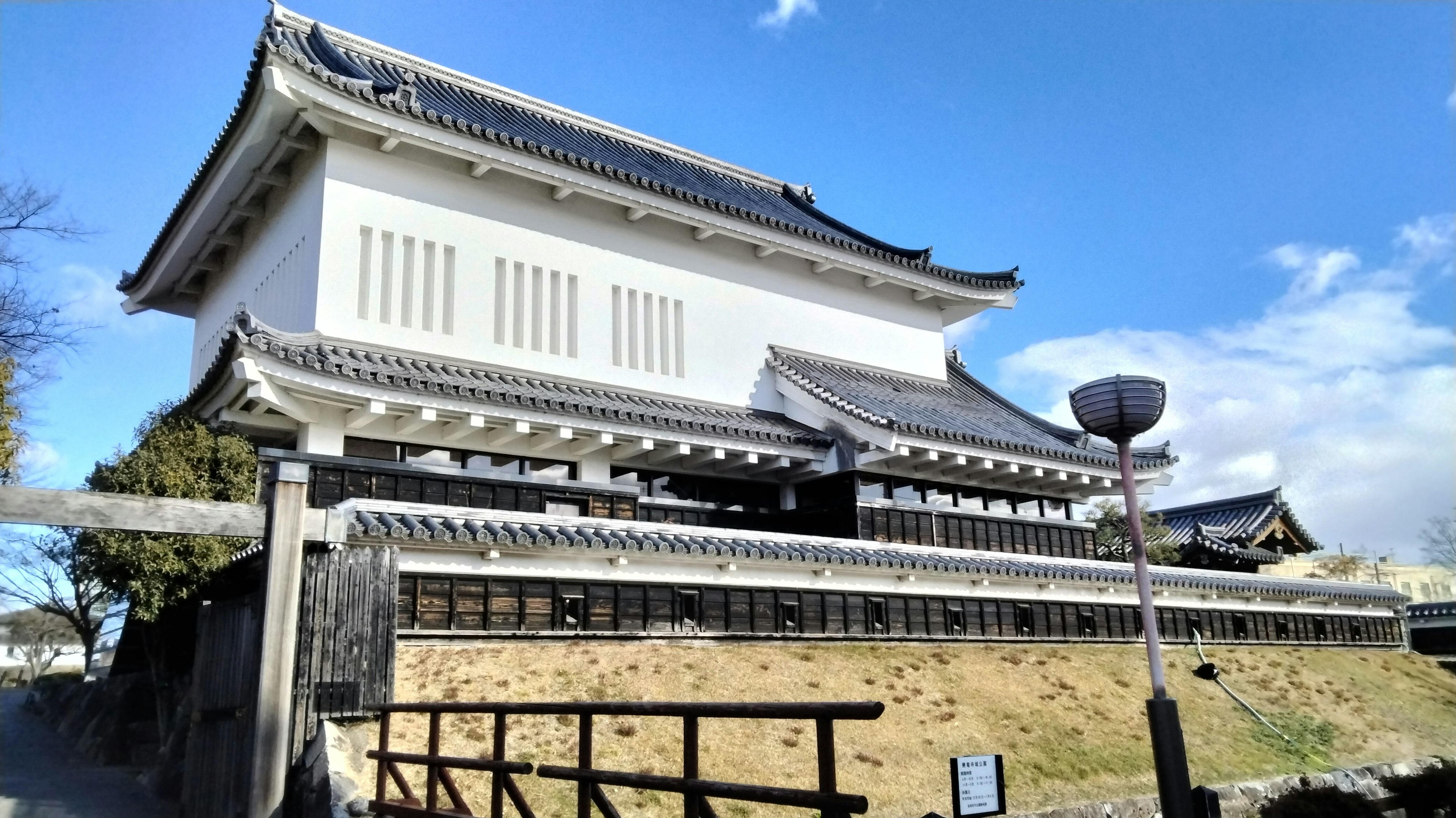 Kastil Jepang tradisional dengan dinding putih dan langit biru