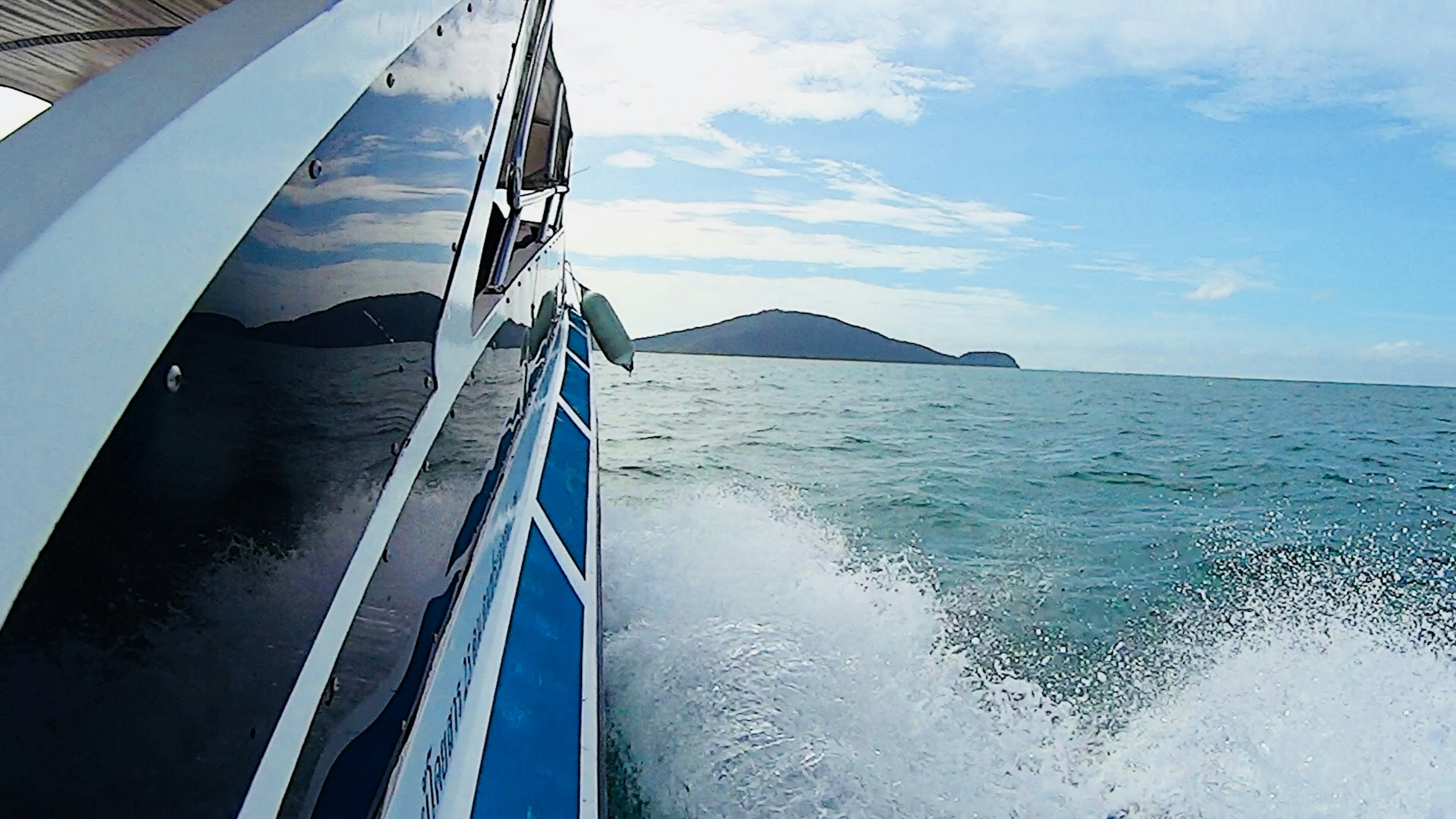 Seitenansicht eines Bootes mit blauem Wasser und Himmel im Hintergrund