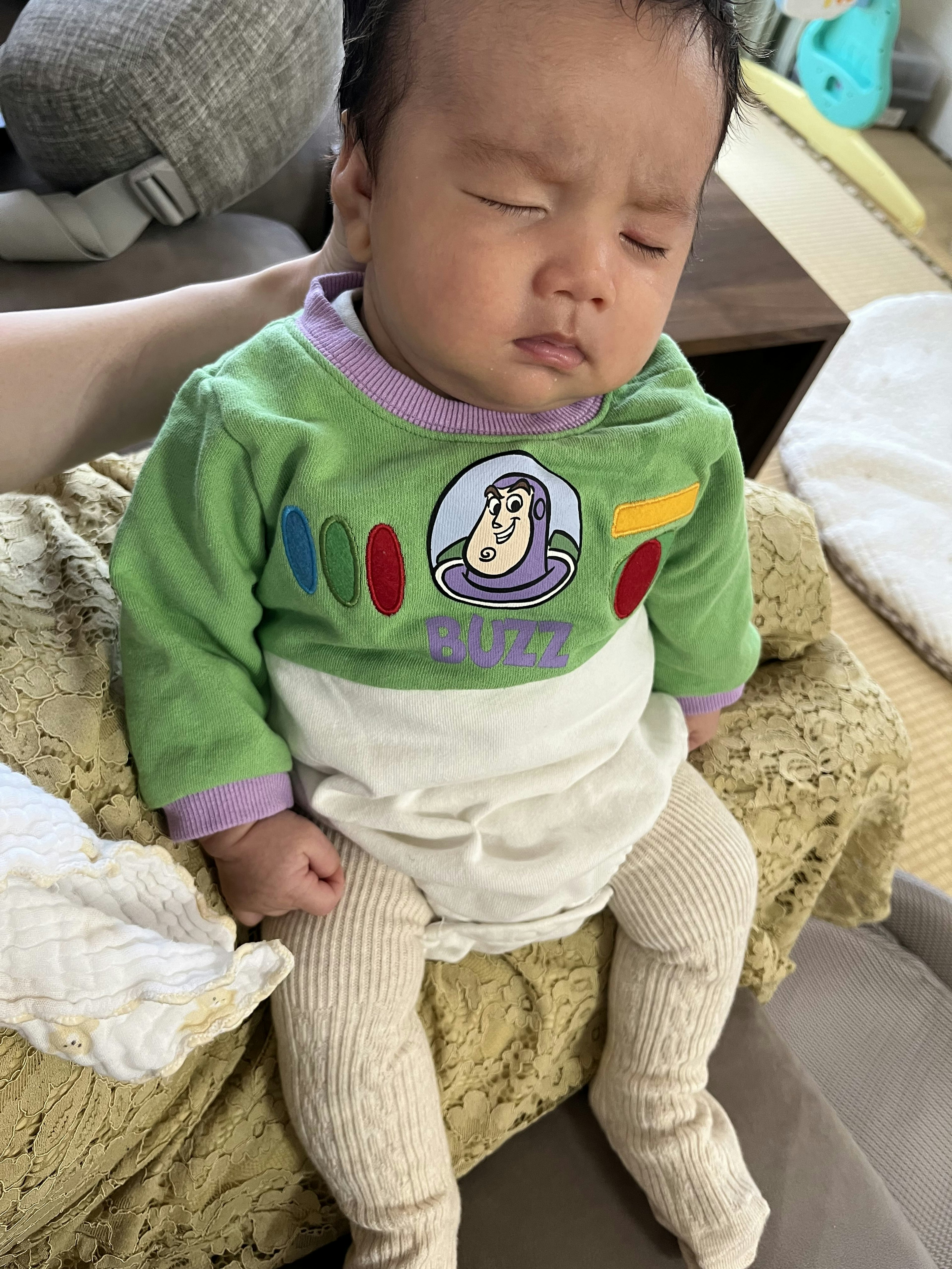 Bayi kecil mengenakan kostum Buzz Lightyear