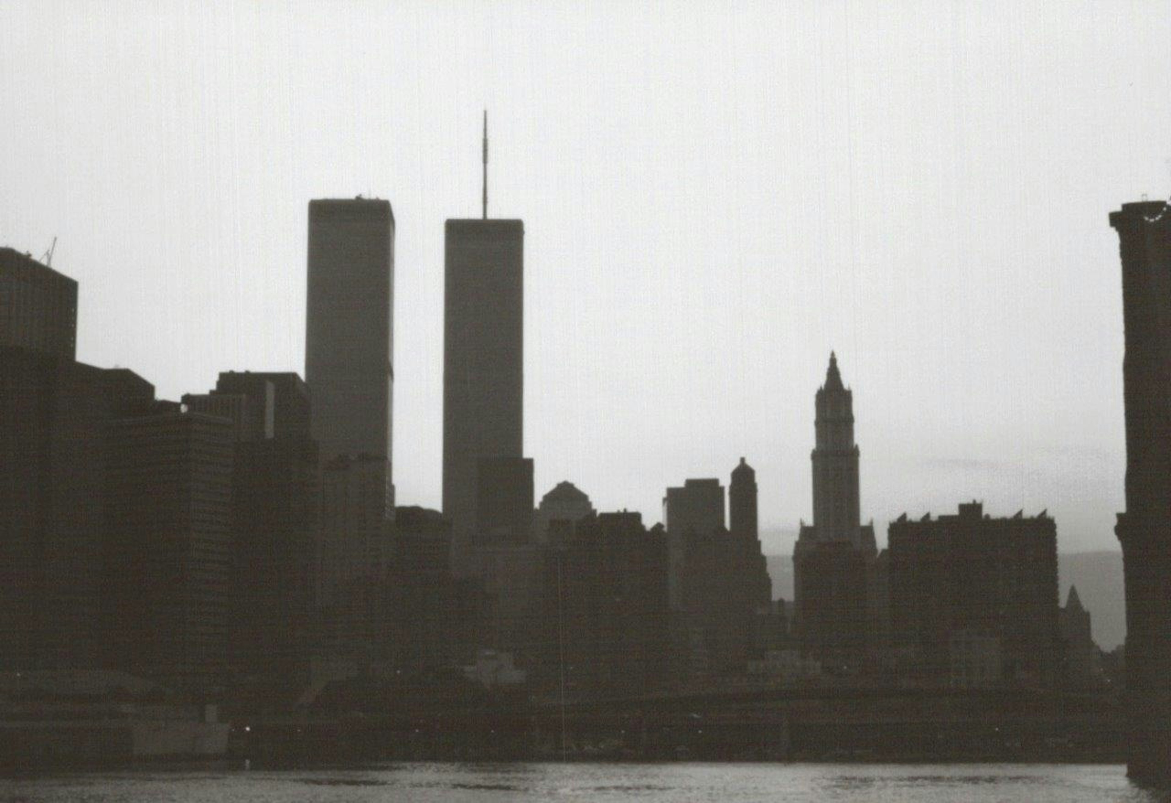 Silhouette de la ligne d'horizon de New York avec les tours jumelles et des bâtiments historiques