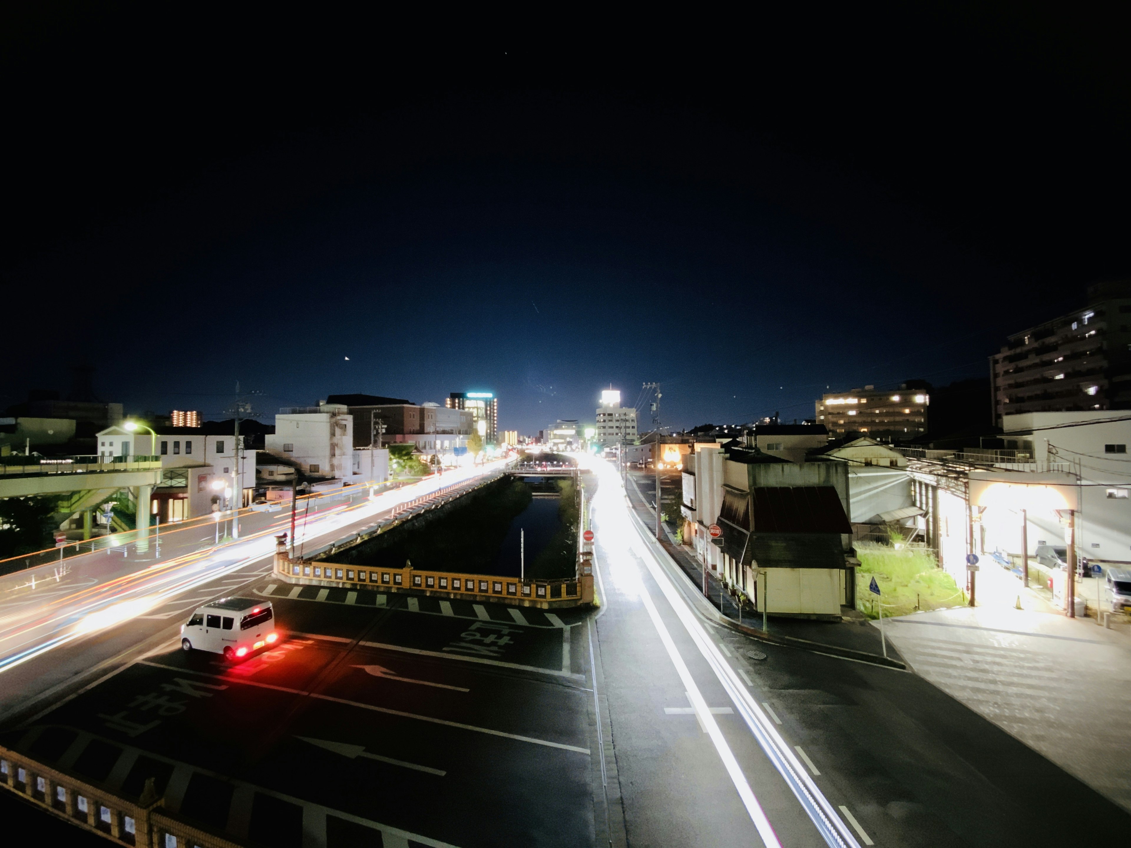 夜の都市の風景 明るい車の光が流れる