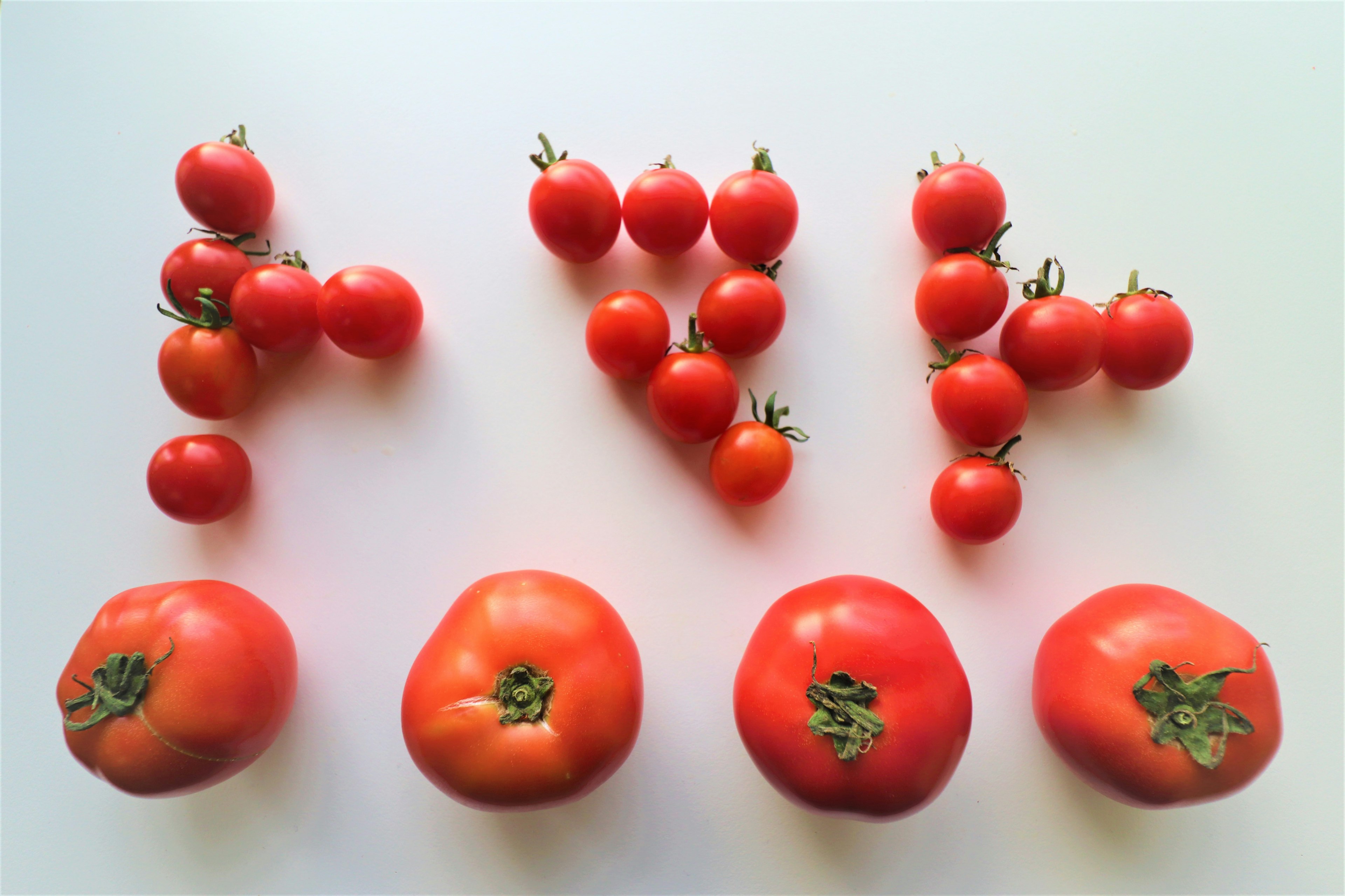 Arreglo de tomates rojos de diferentes tamaños