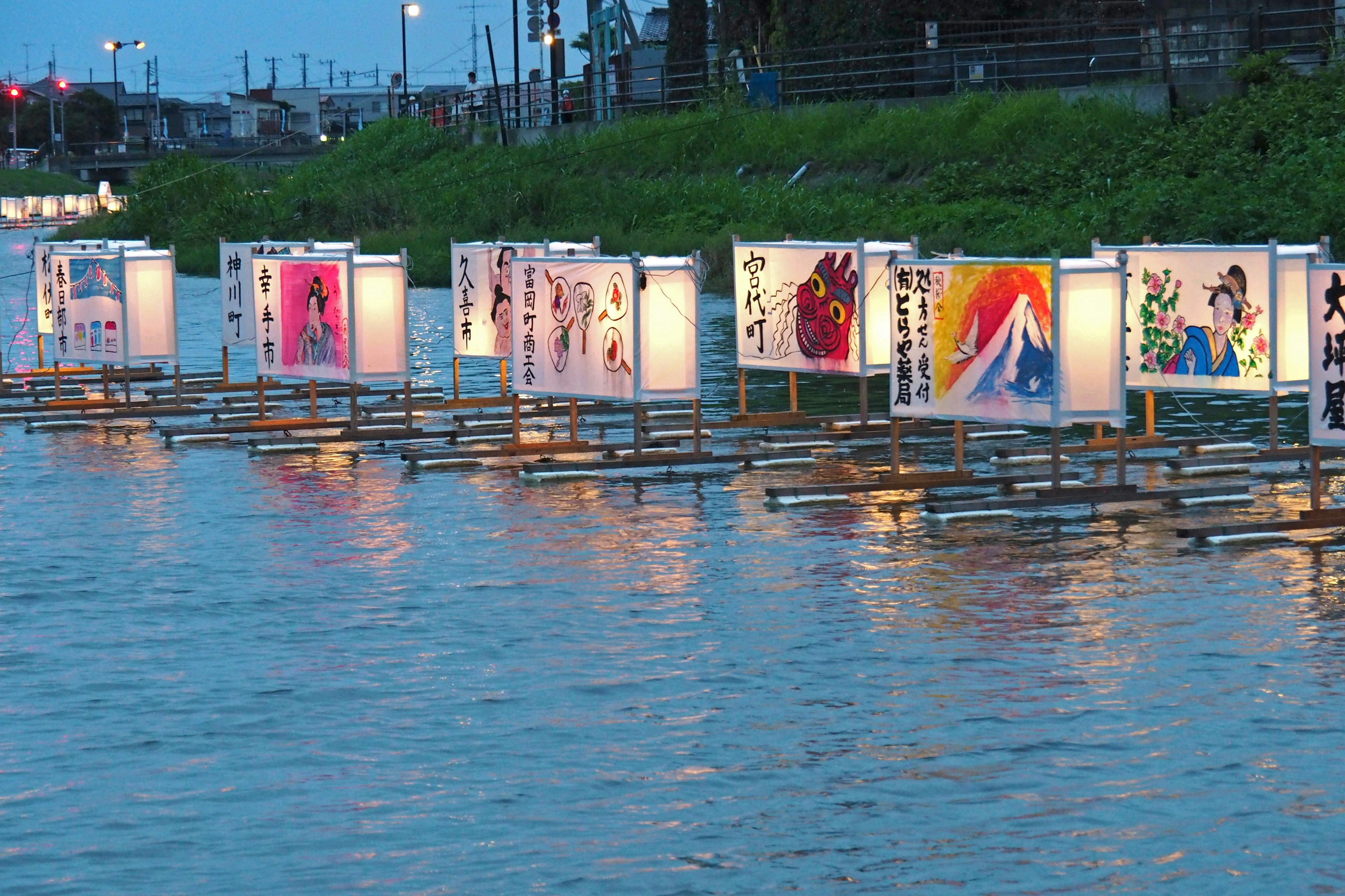 Paneles de arte exhibidos en el agua pinturas coloridas reflejándose en la luz de la tarde