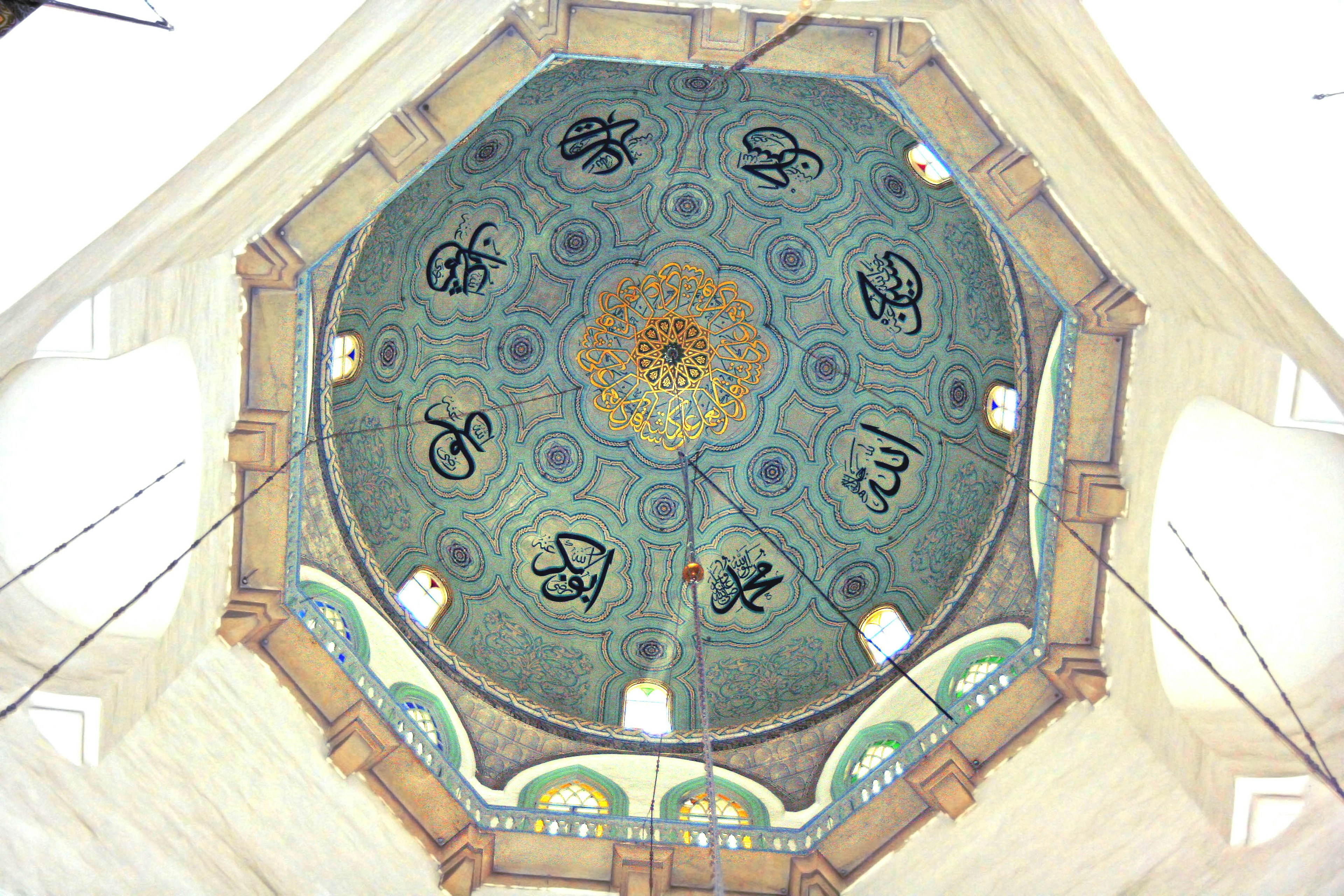 Conception de plafond octagonal orné avec des motifs complexes