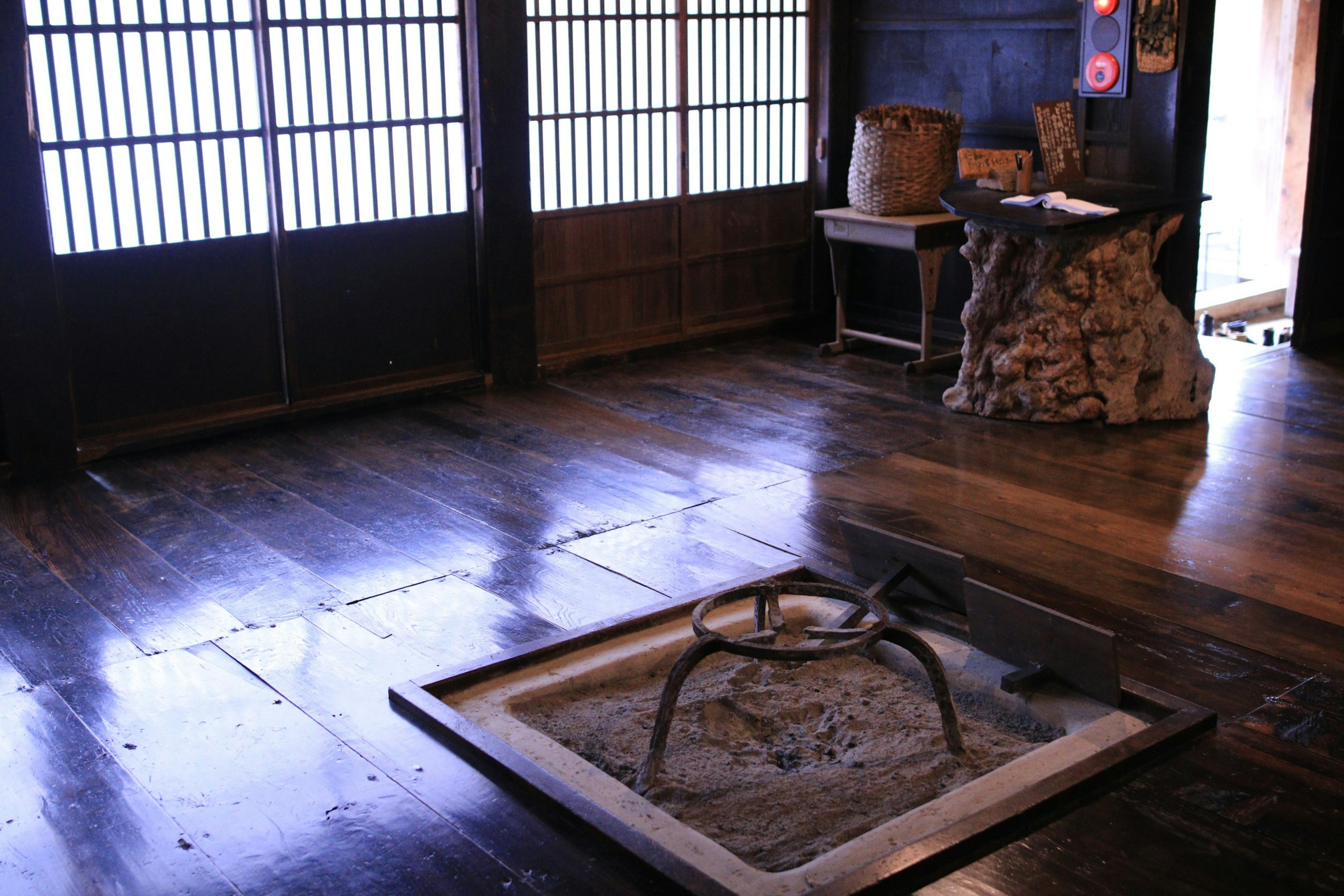 Traditionelles japanisches Interieur mit einem versenkten Herd und einem Holztisch