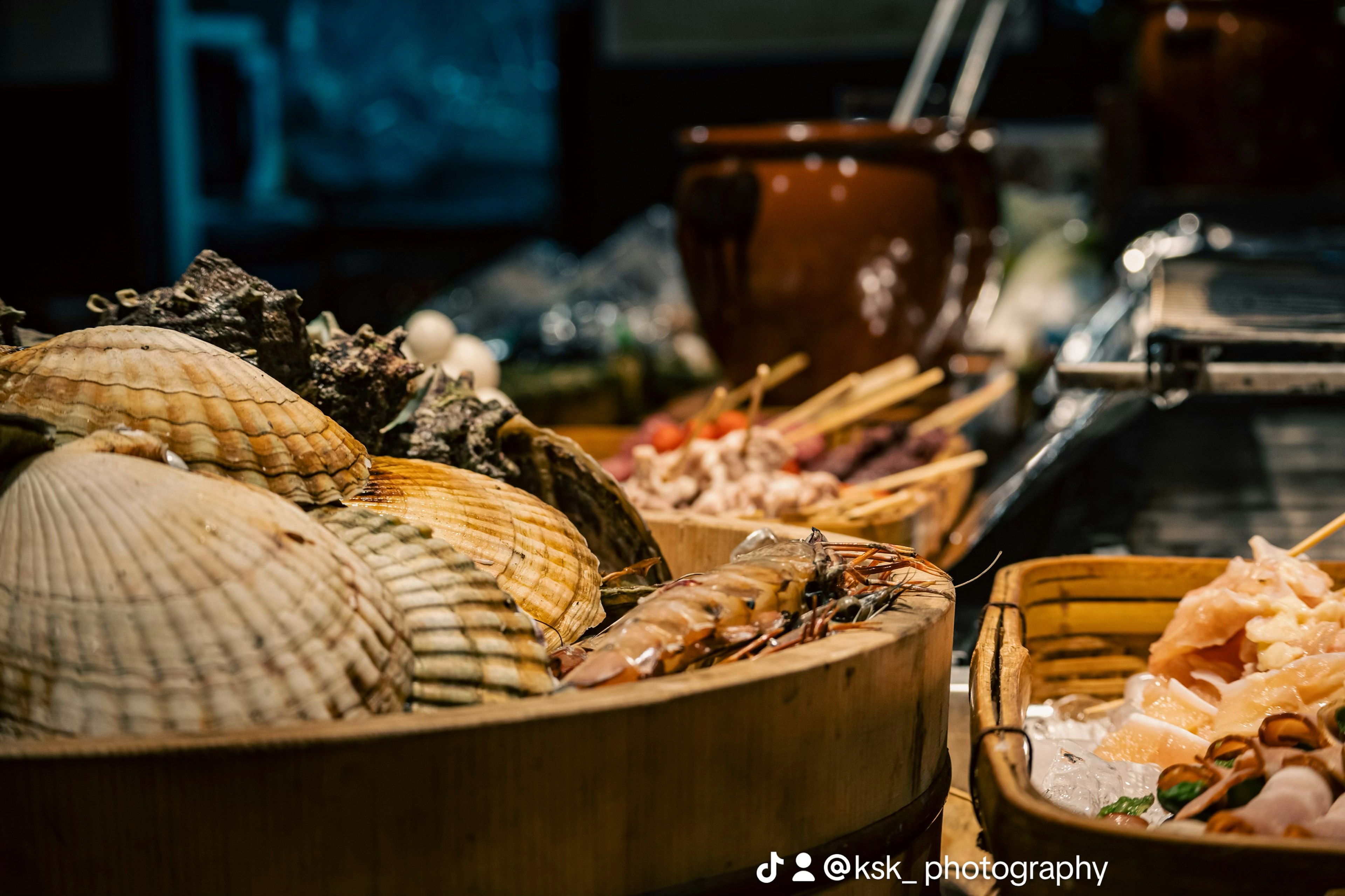 Plateau de fruits de mer frais avec des coquillages et des brochettes sur une table