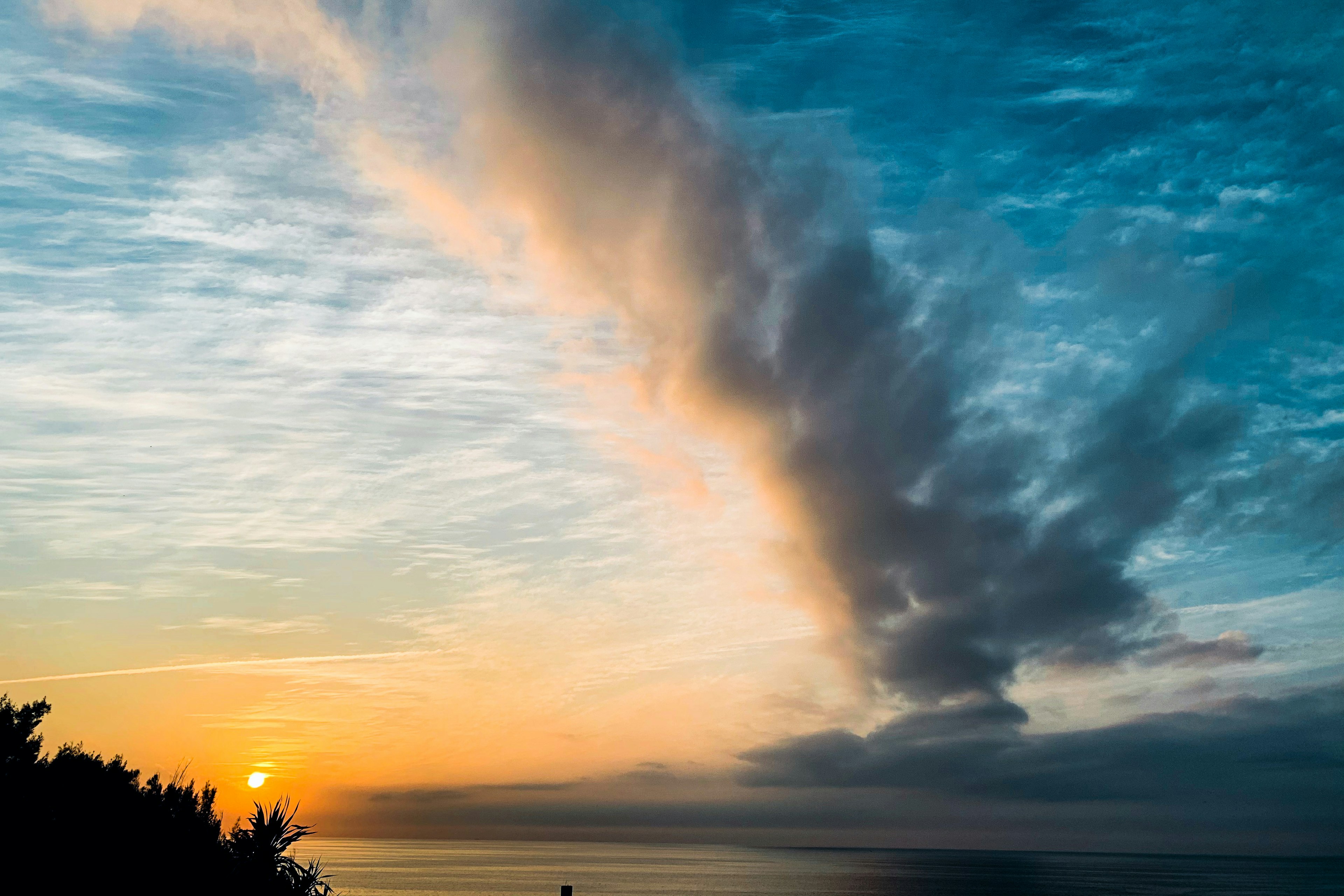 Hermoso paisaje de atardecer con nubes y cielo azul