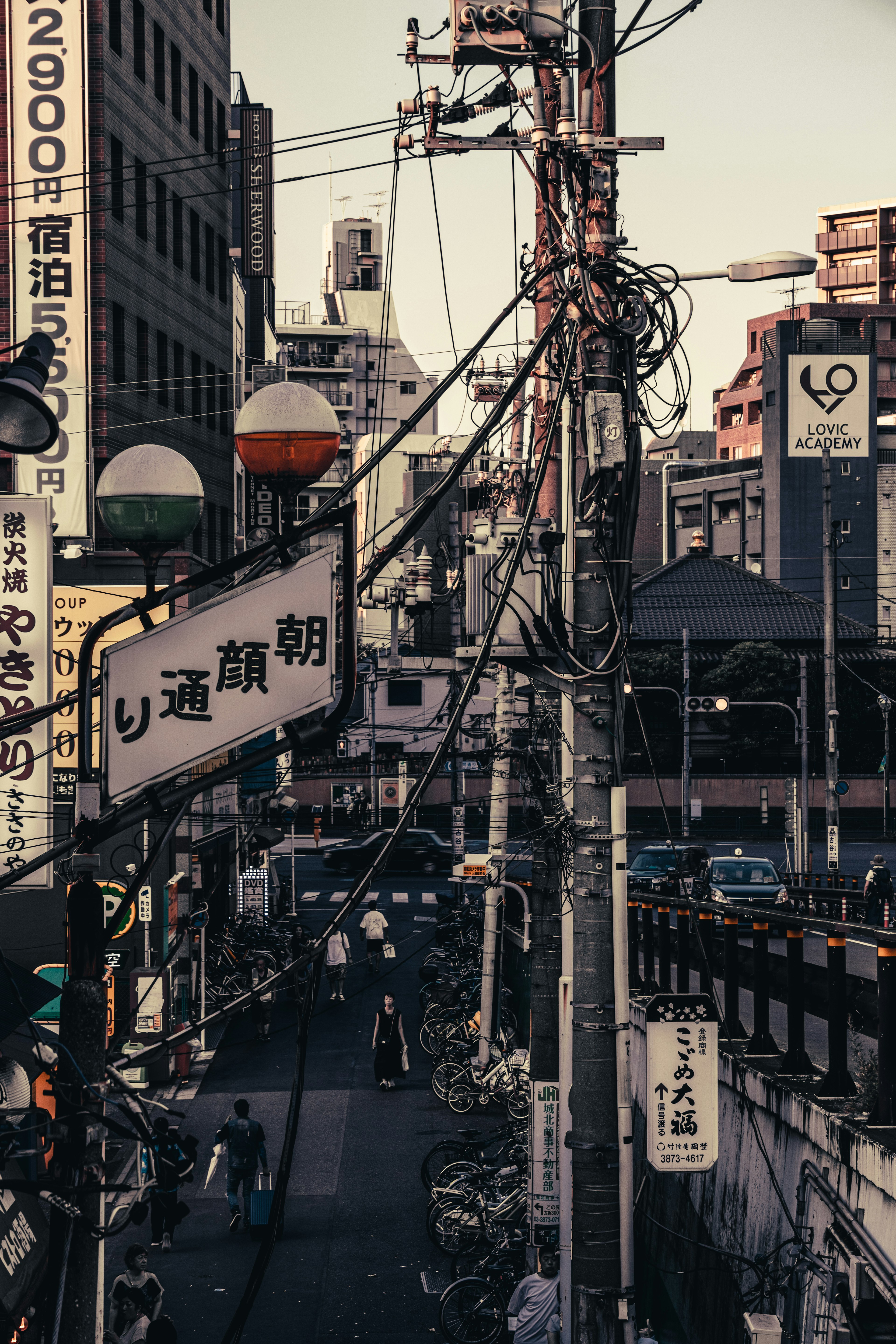 Escena urbana en Tokio con líneas eléctricas y letreros