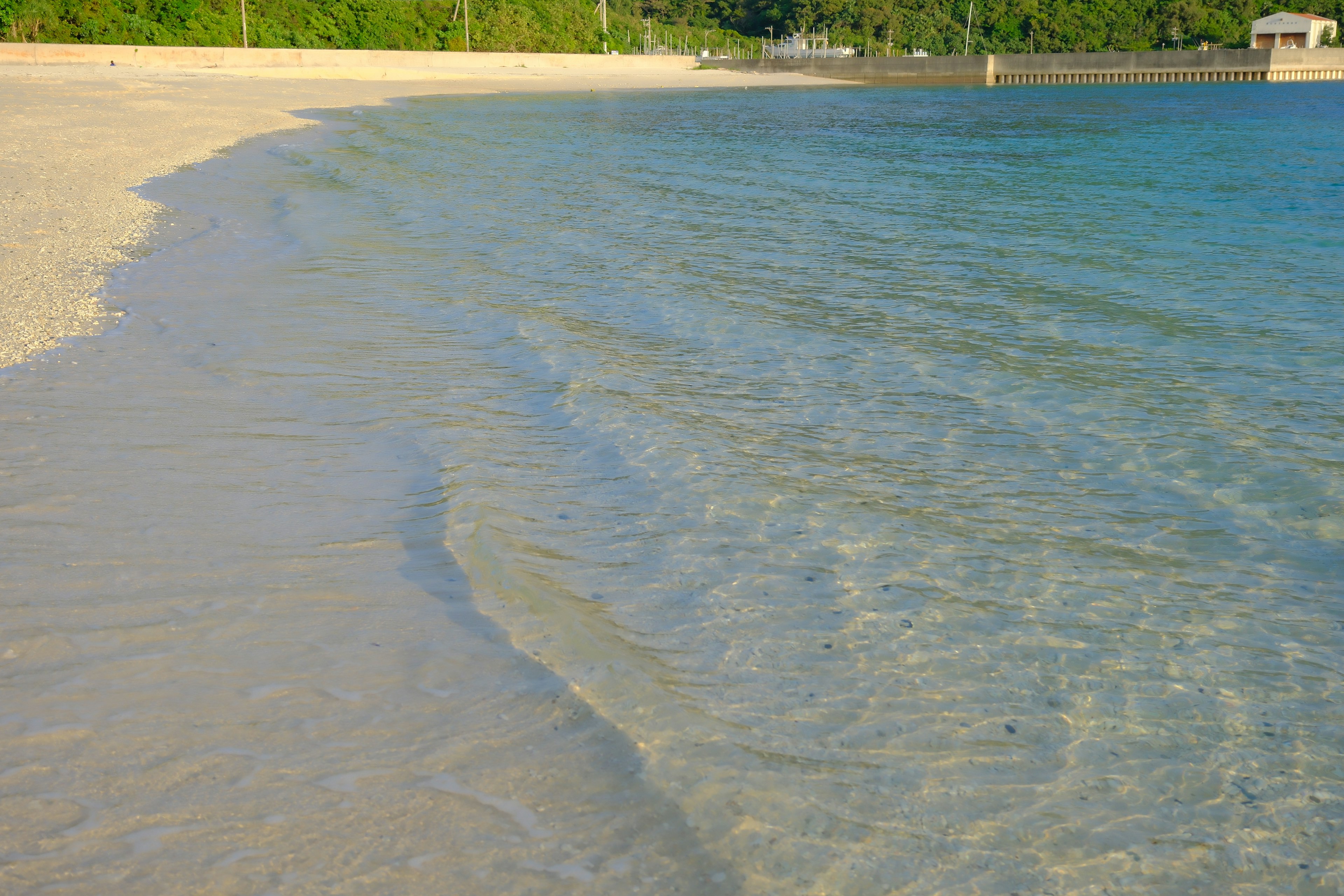 Schöne Landschaft mit blauem Meer und Sandstrand