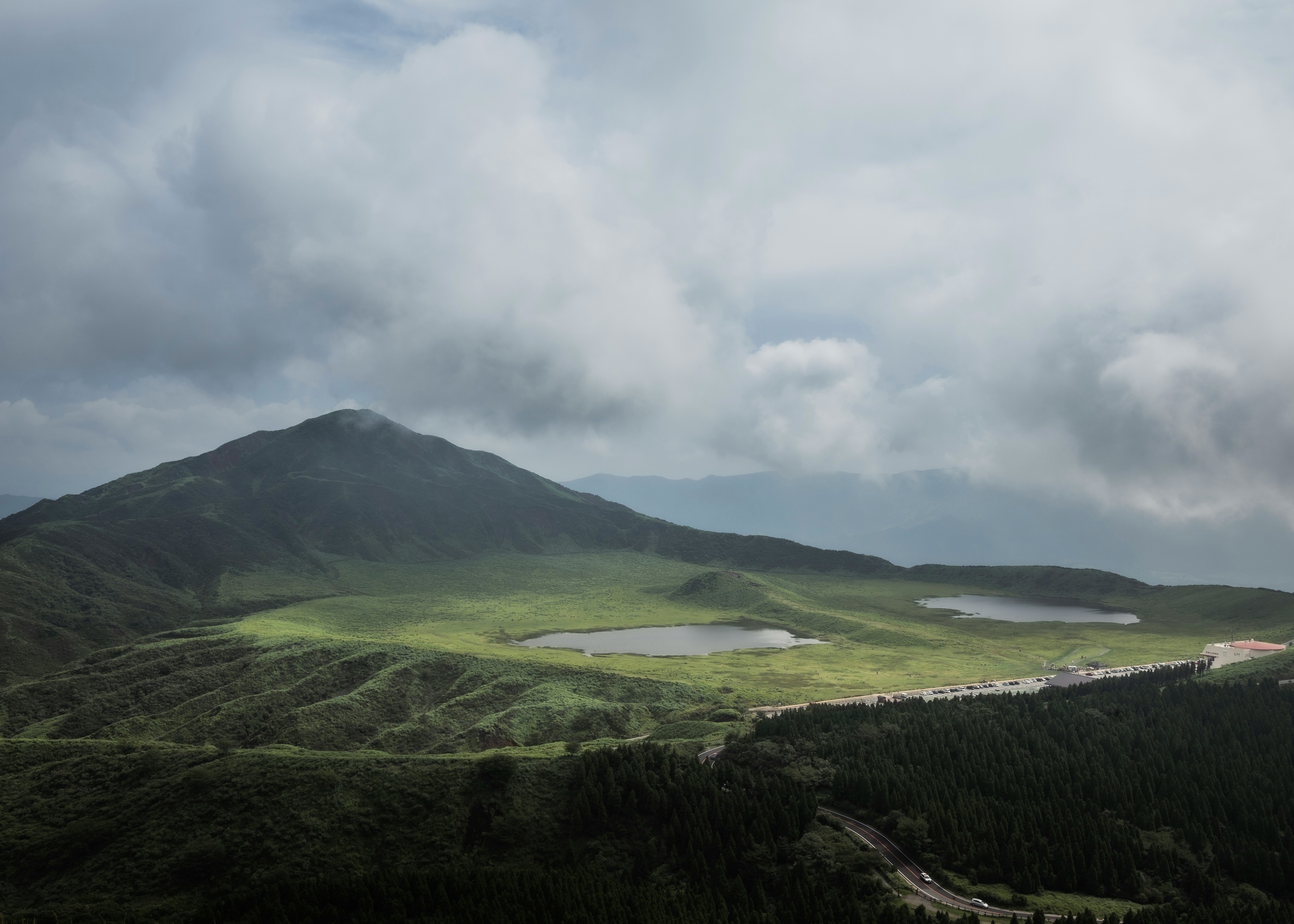 緑豊かな山と雲の多い空の風景