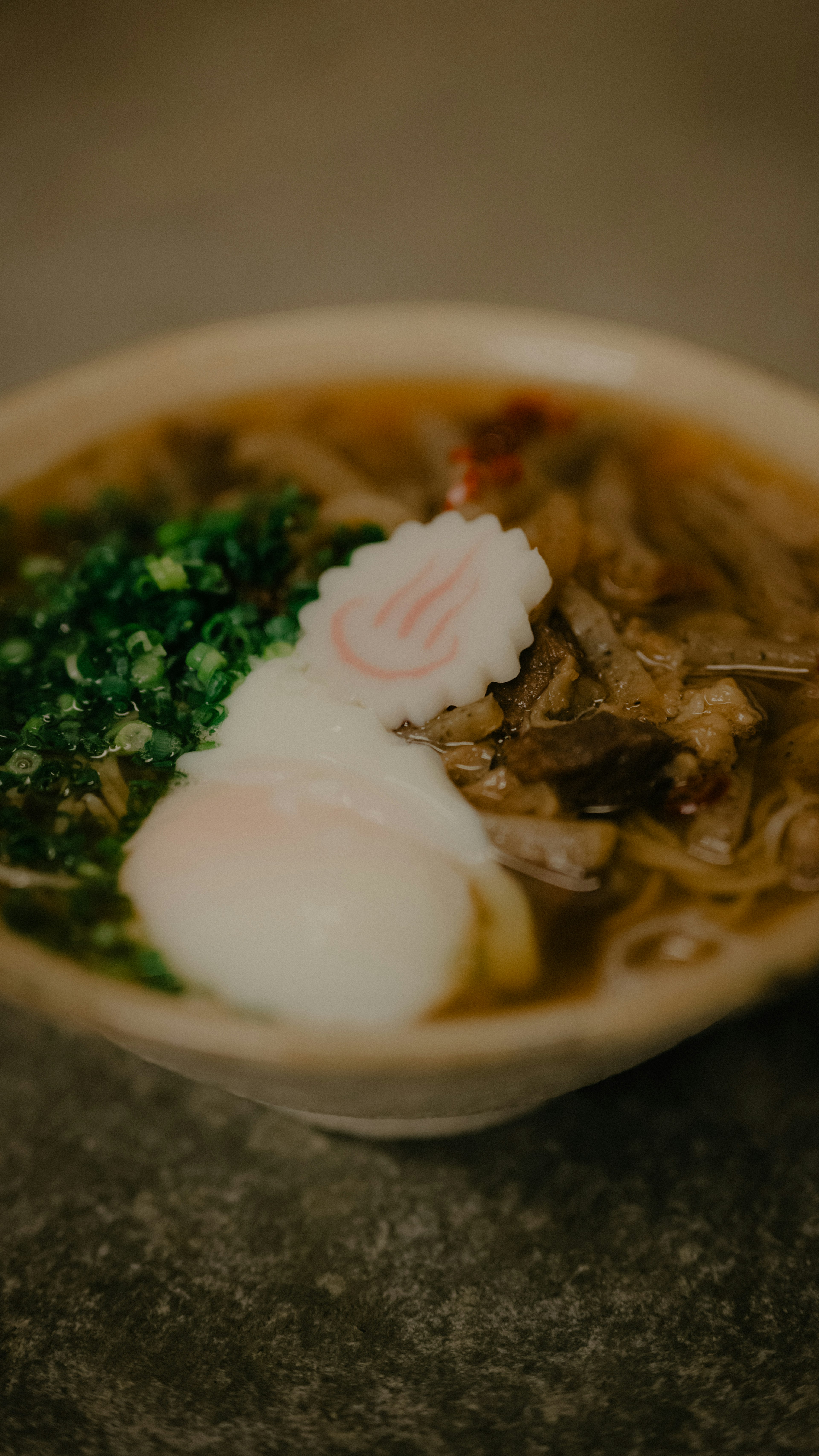 Schüssel Ramen mit weichgekochtem Ei und Frühlingszwiebeln