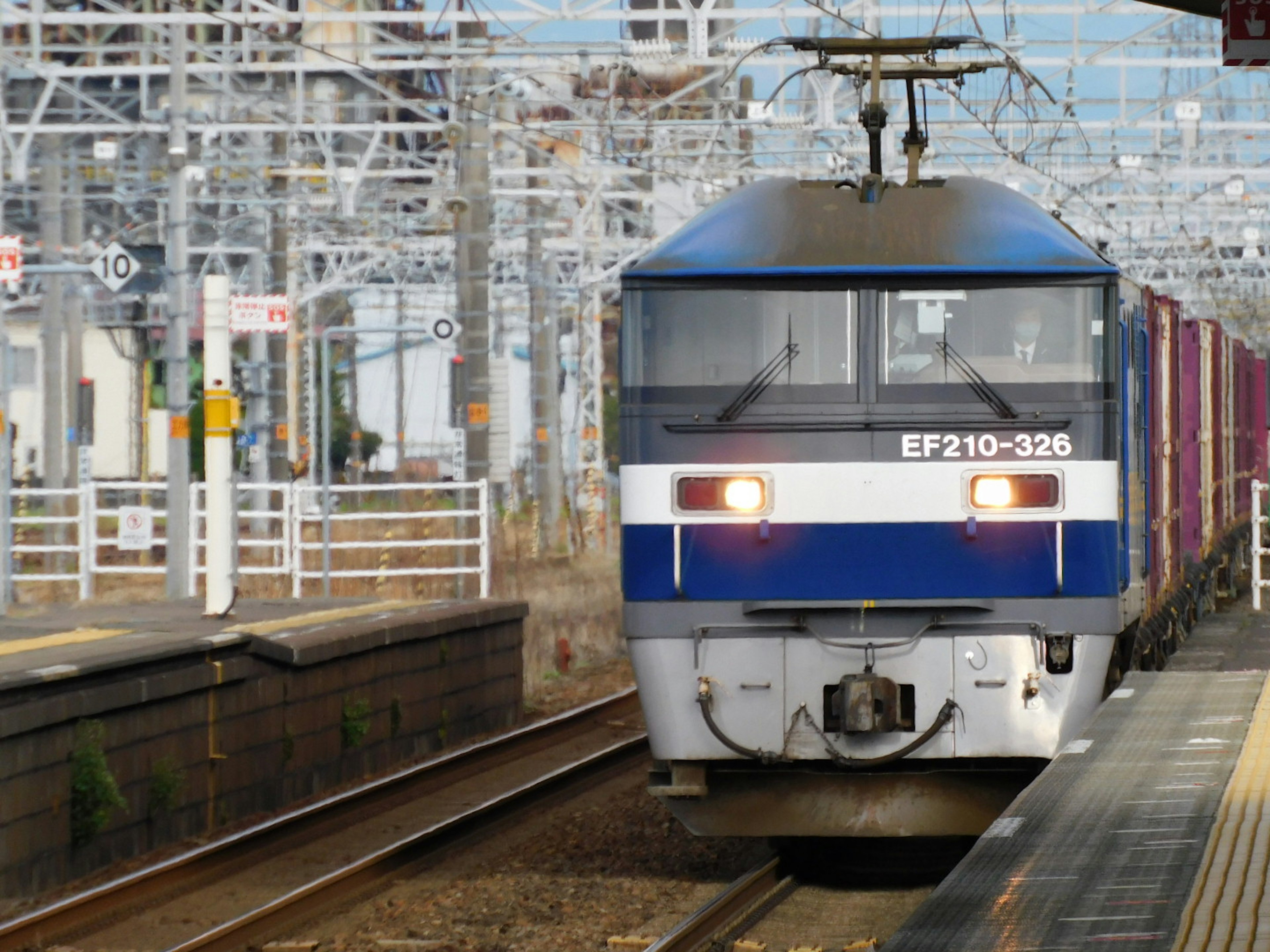 Locomotora EF210-236 azul y blanca tirando un tren de carga