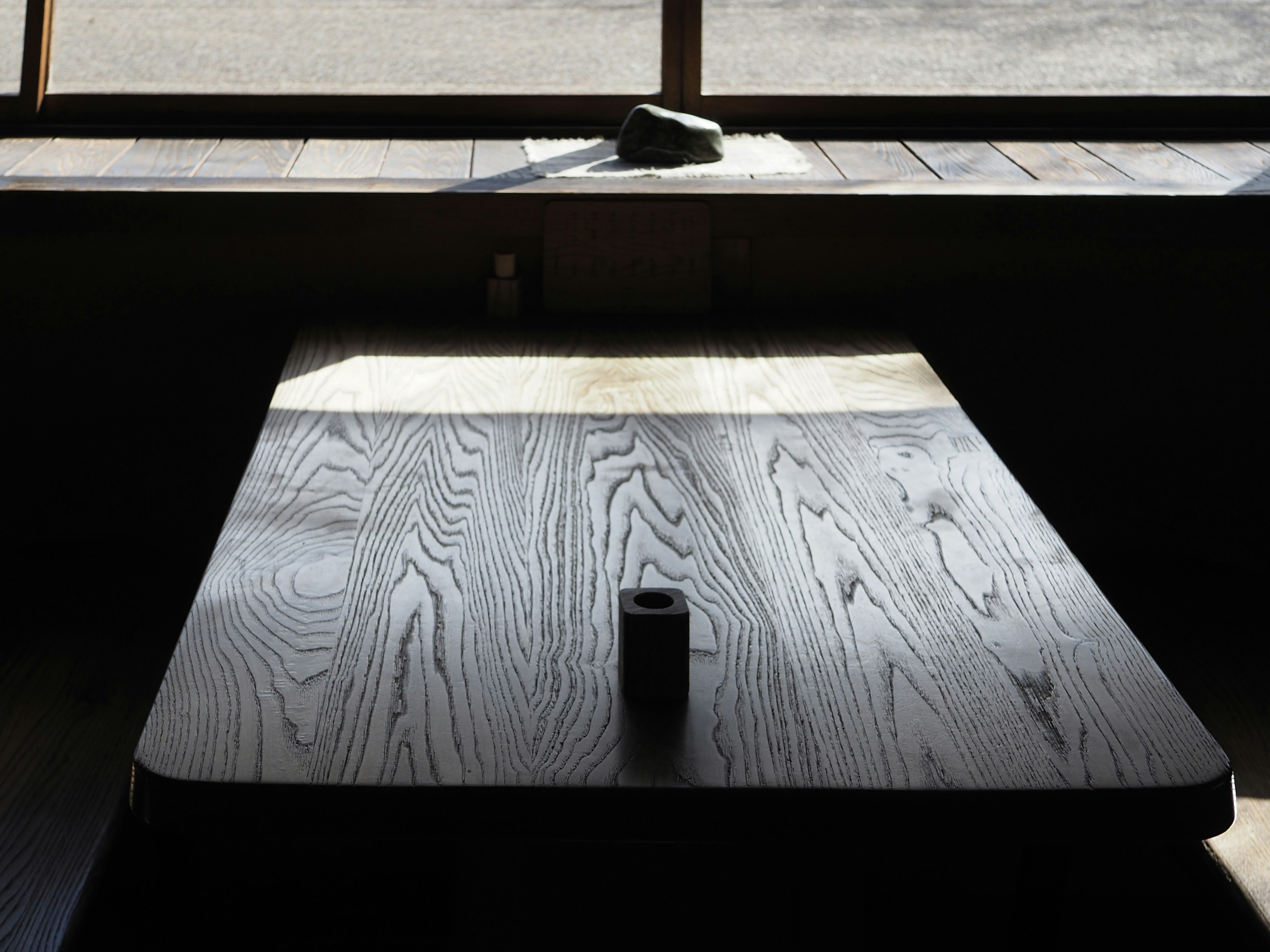 Table en bois lumineuse avec ombre de la fenêtre