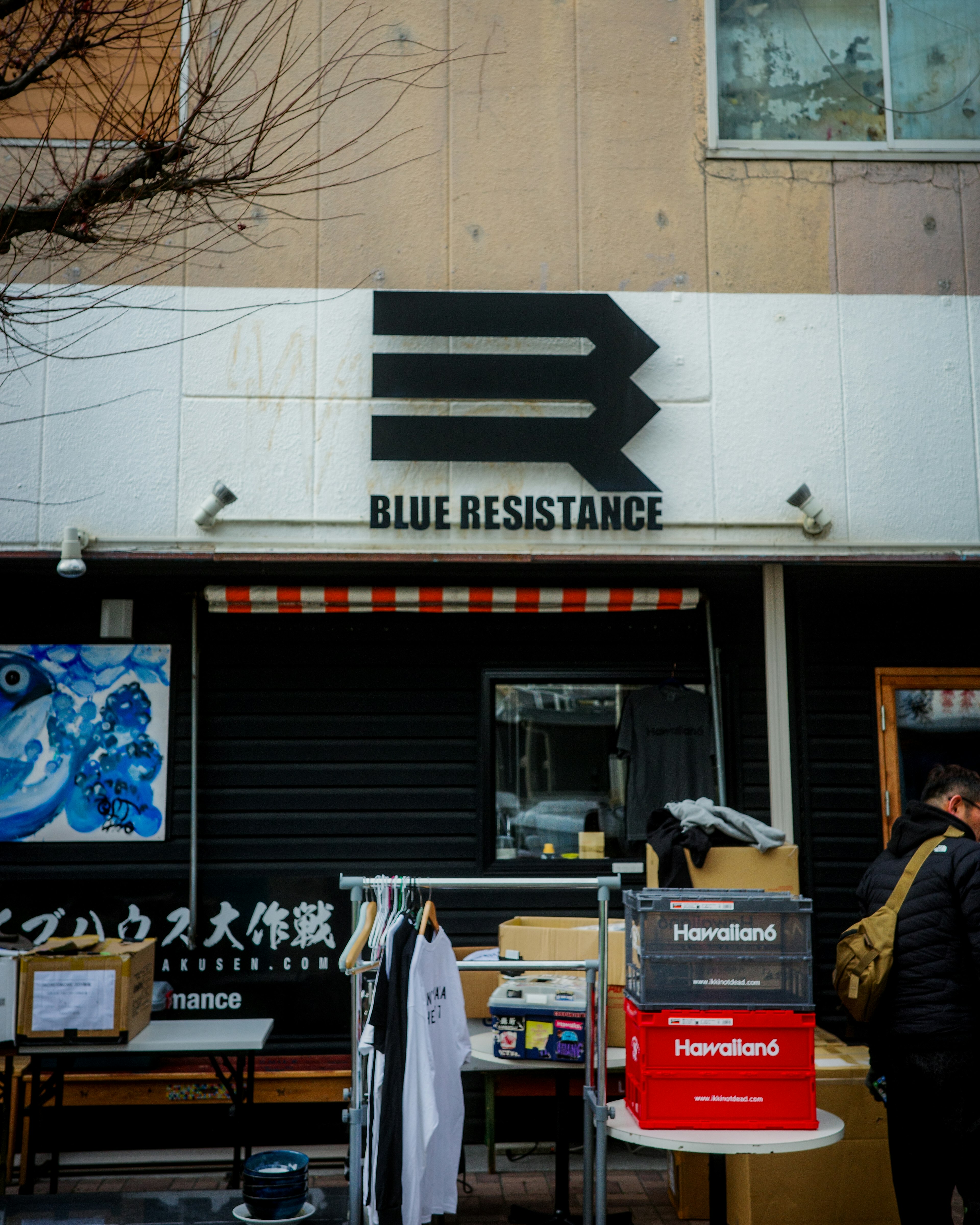 Außenansicht eines Geschäfts mit dem Schild Blue Resistance