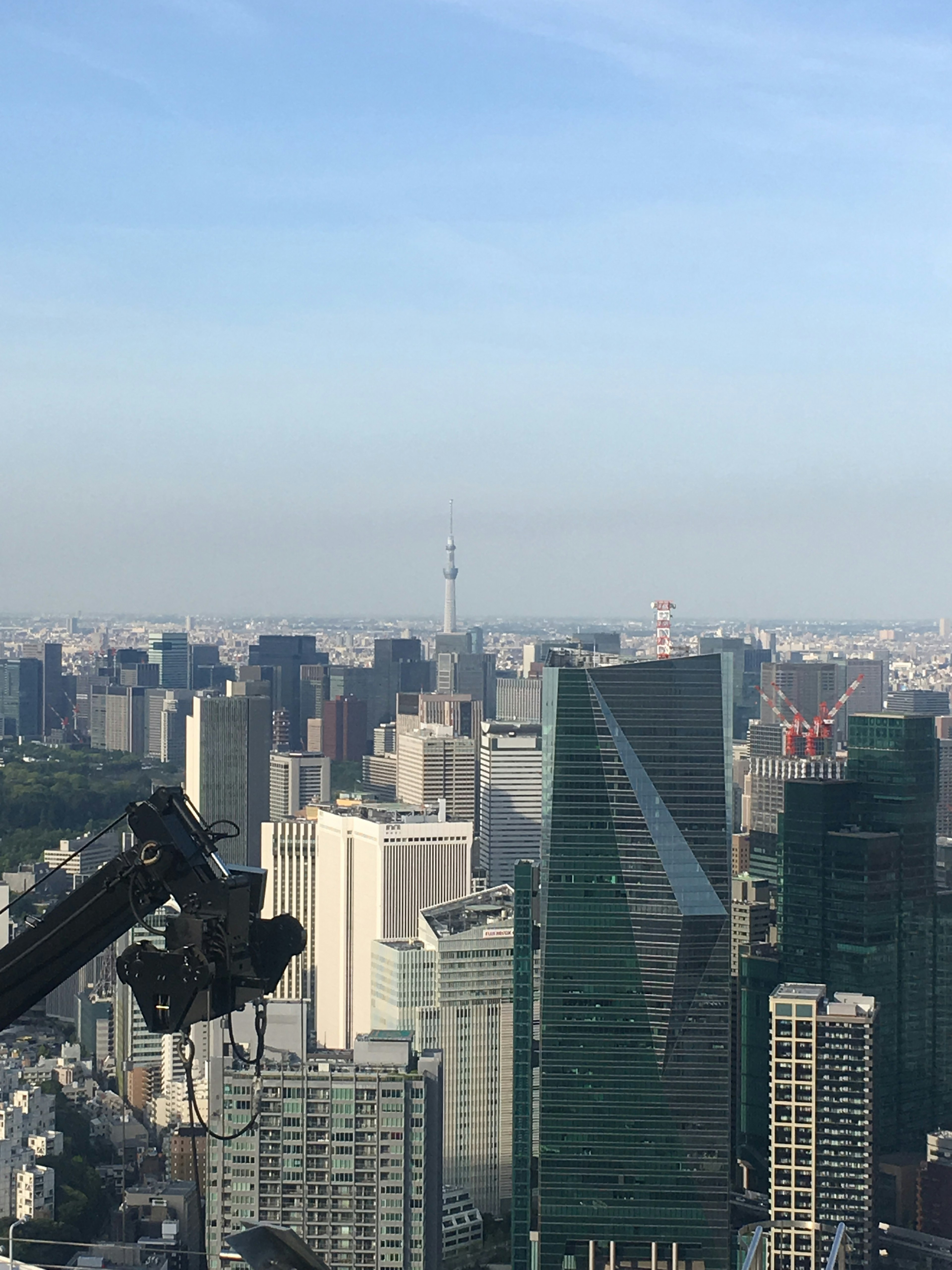 Image d'une grue de construction avec un horizon de bâtiments modernes en arrière-plan