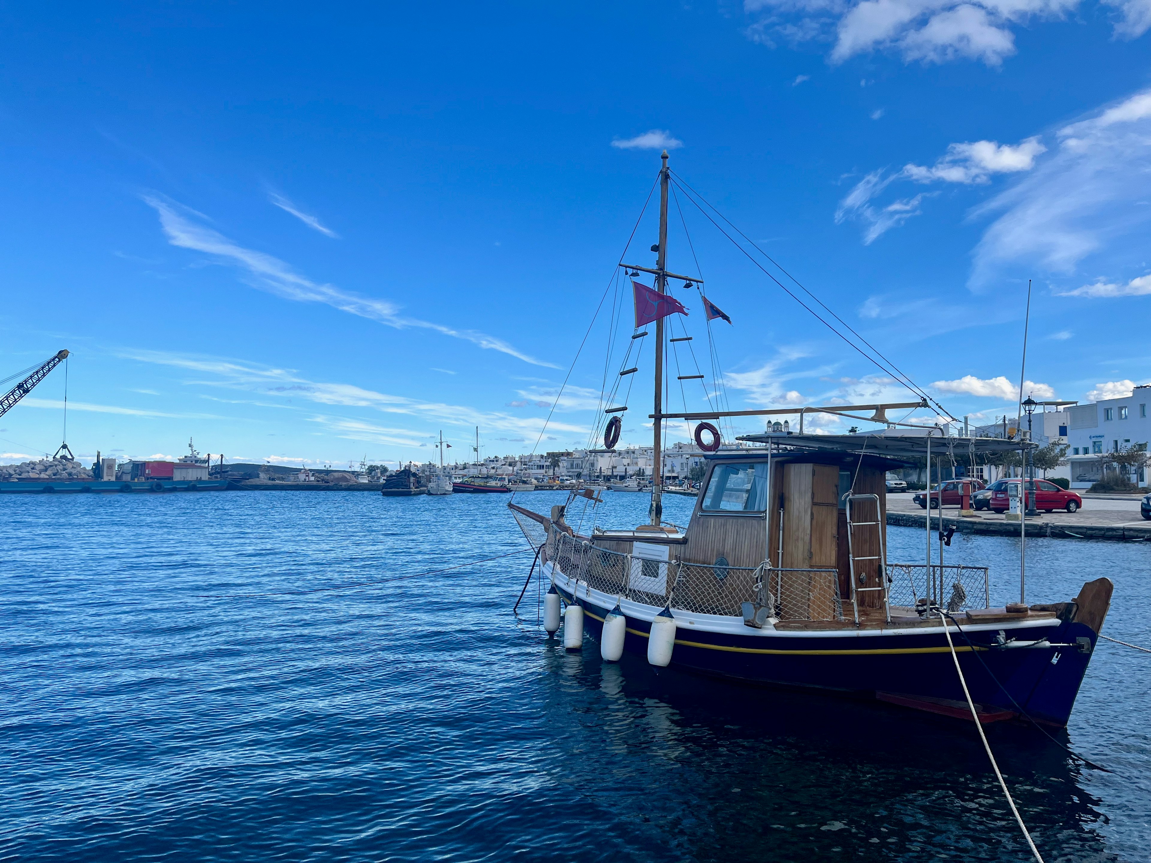 Traditionelles Fischboot, das auf blauem Wasser unter klarem Himmel schwimmt