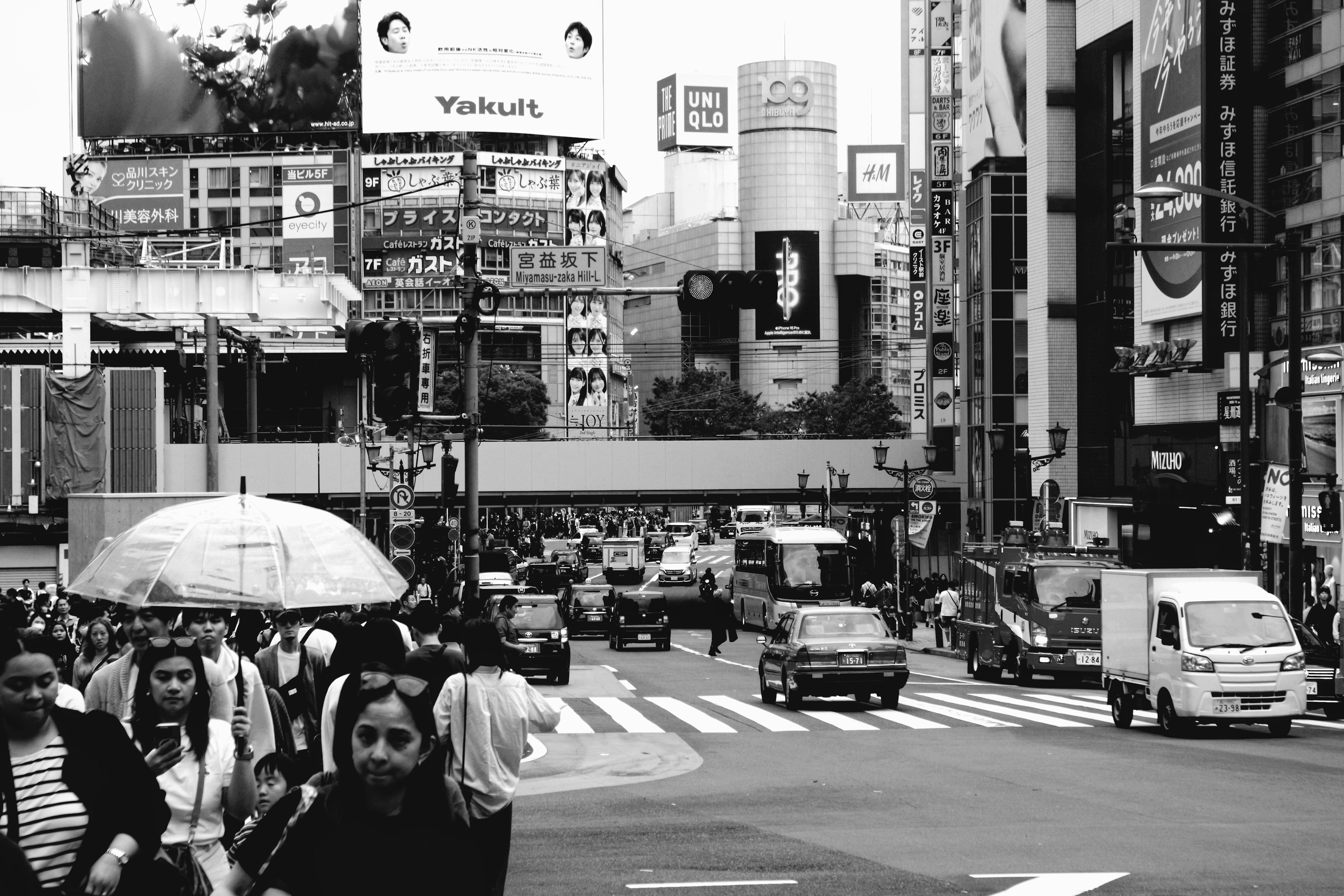 繁忙街道场景，人们在十字路口过马路