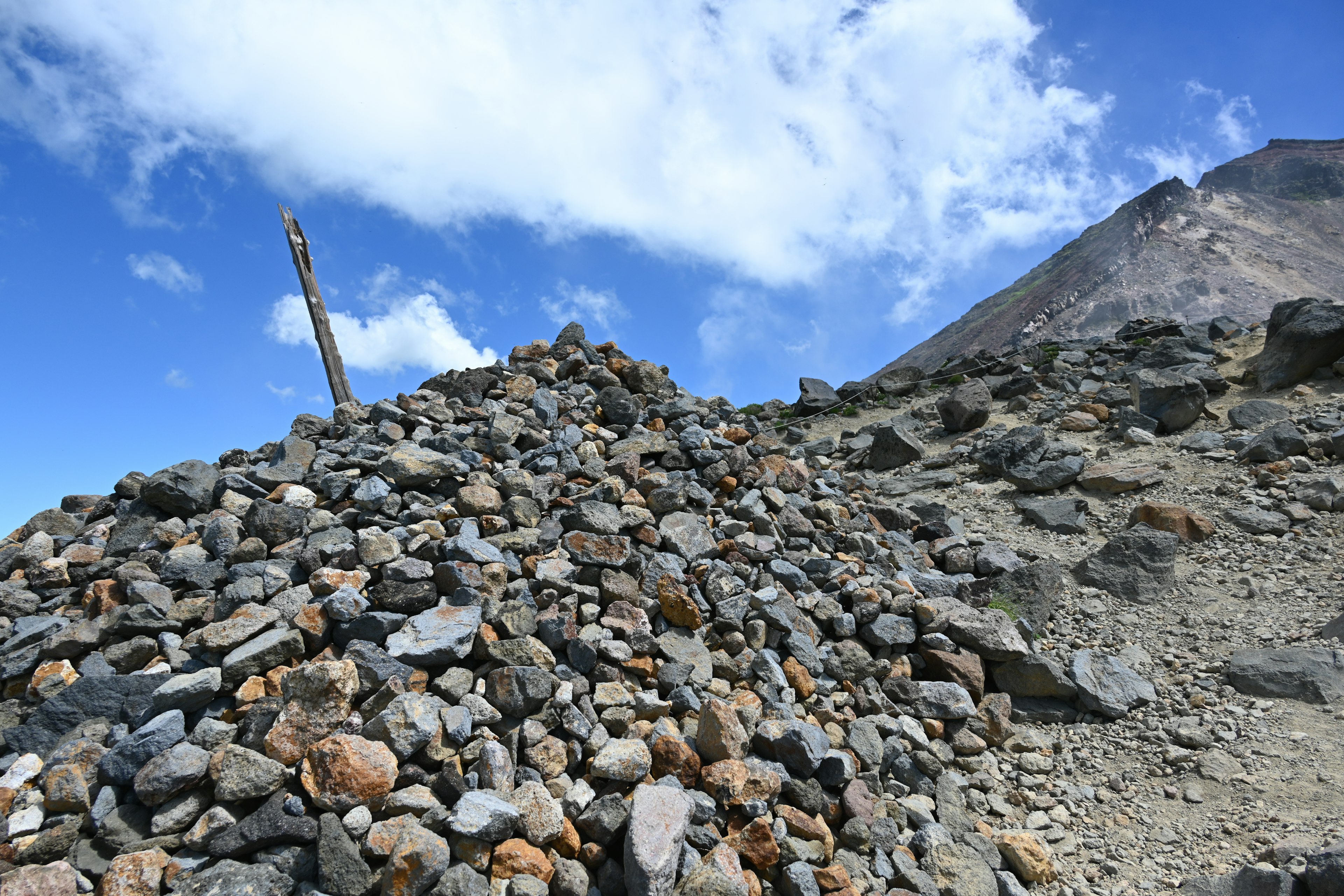 Mucchio di rocce su una montagna con cielo blu