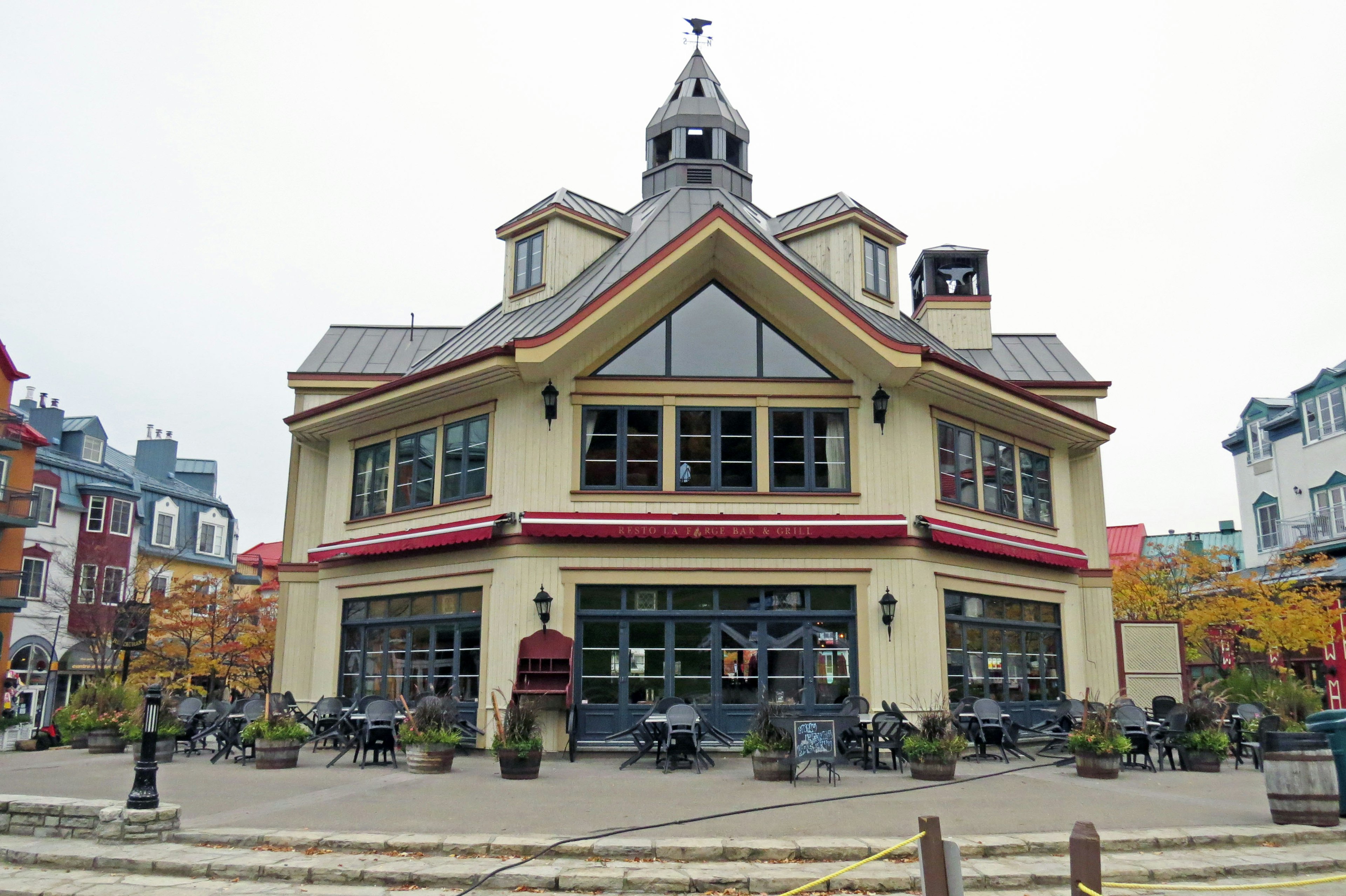 Charmante Restaurantfassade mit einzigartiger Architektur in einer herbstlichen Umgebung