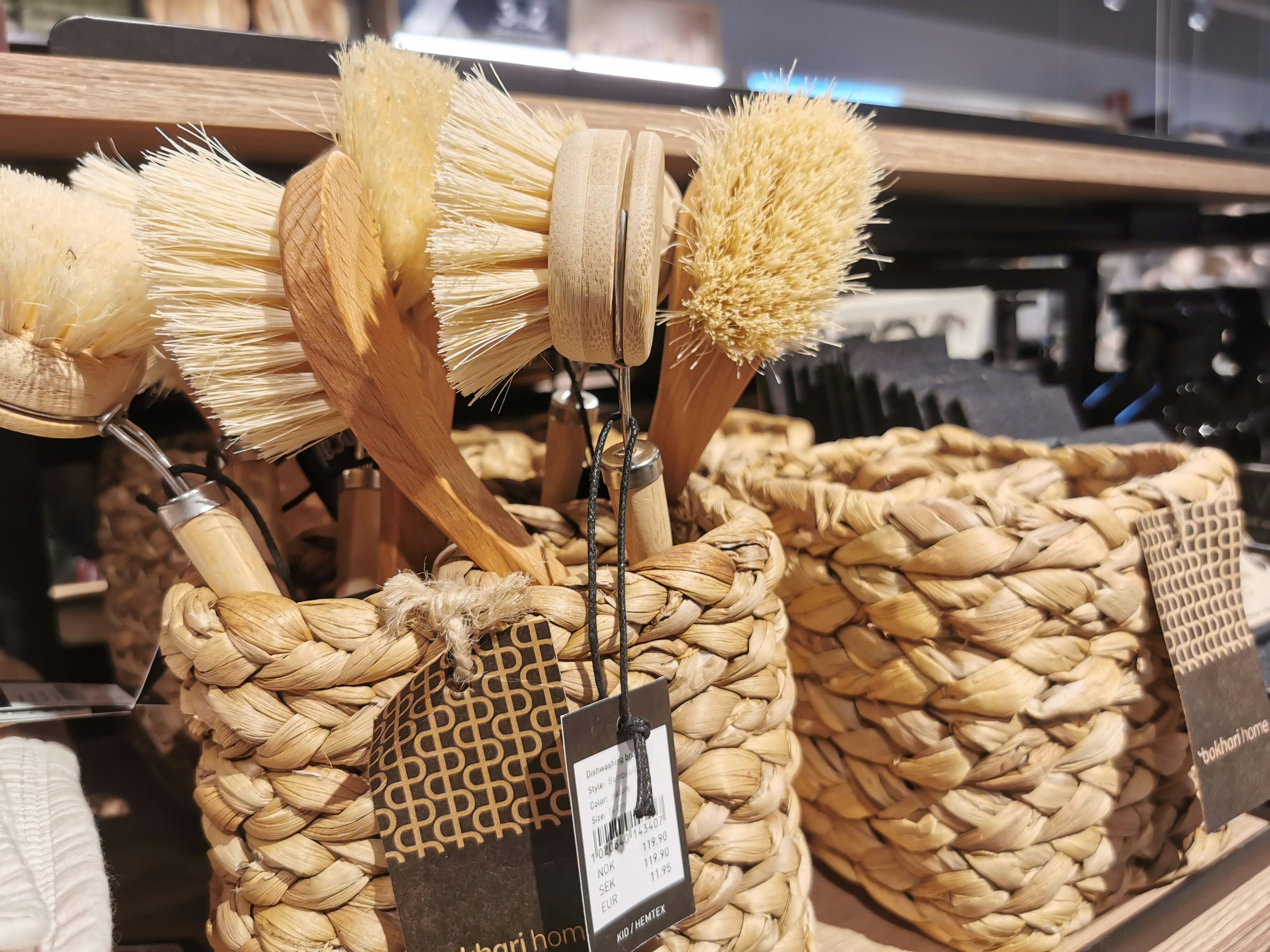 Image de brosses en matériau naturel dans un panier tressé