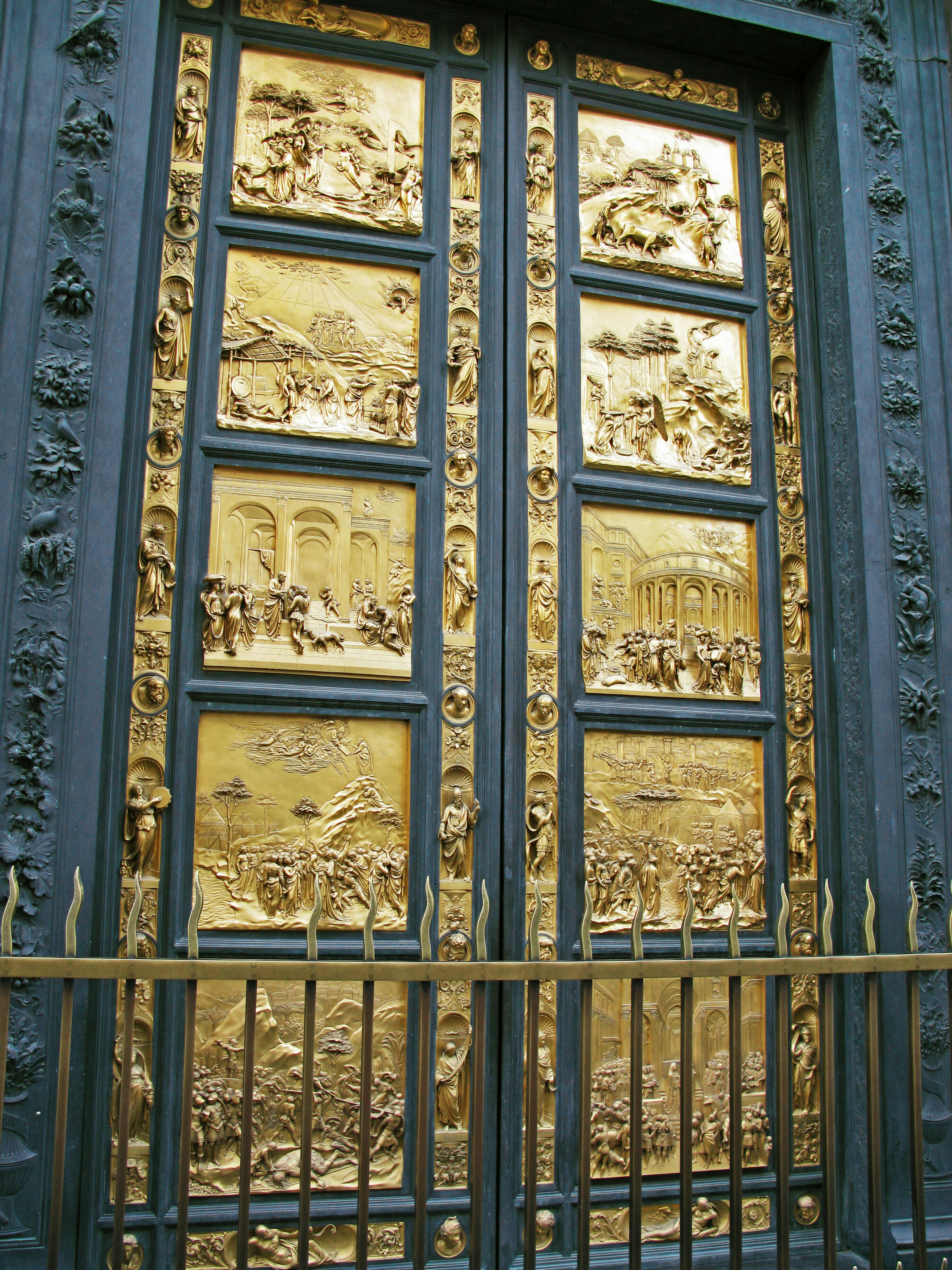 Schöne Tür mit kunstvollen goldenen Verzierungen und Reliefs